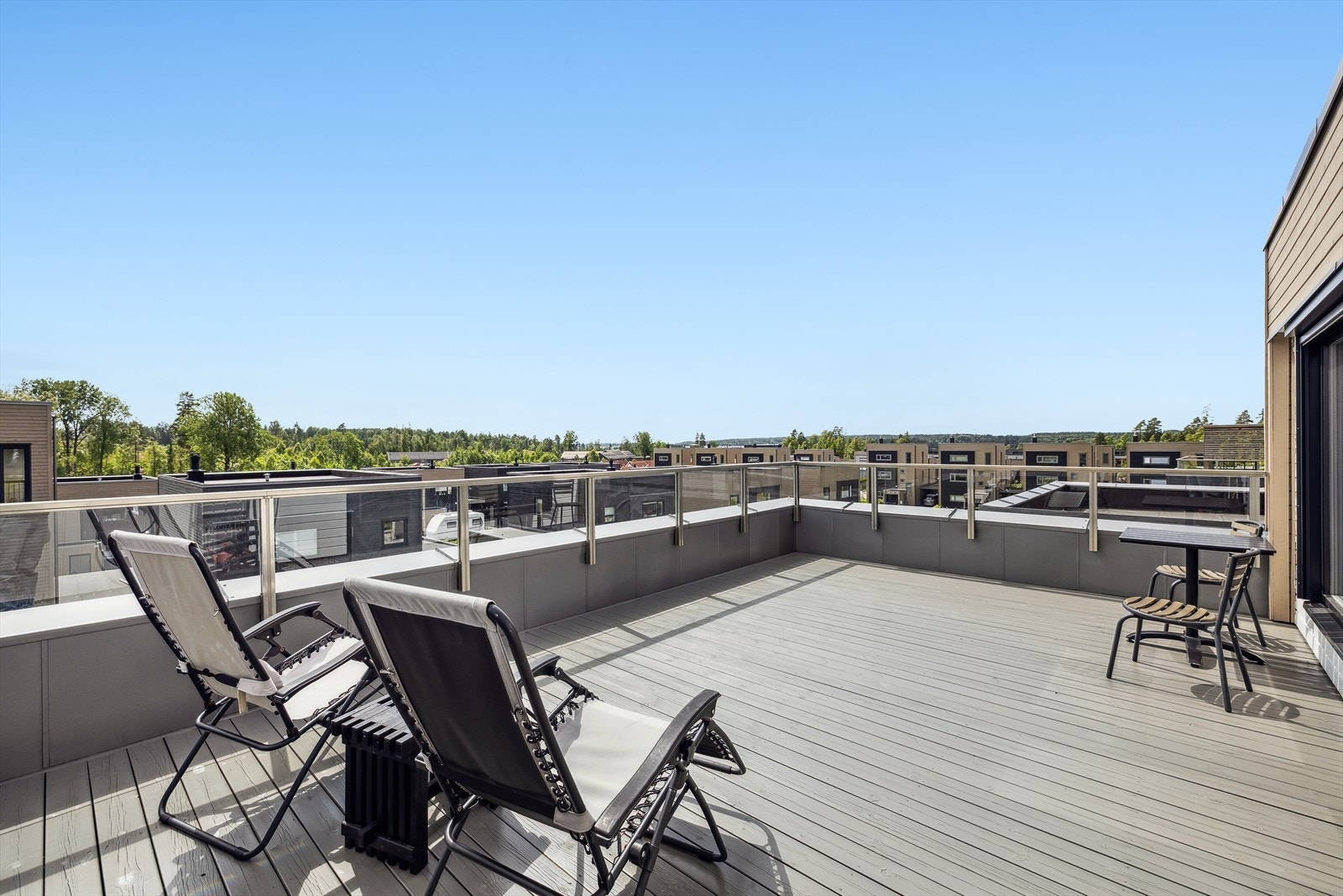 Flott takterrasse med plass til å innrede i flere soner. Galleribilde