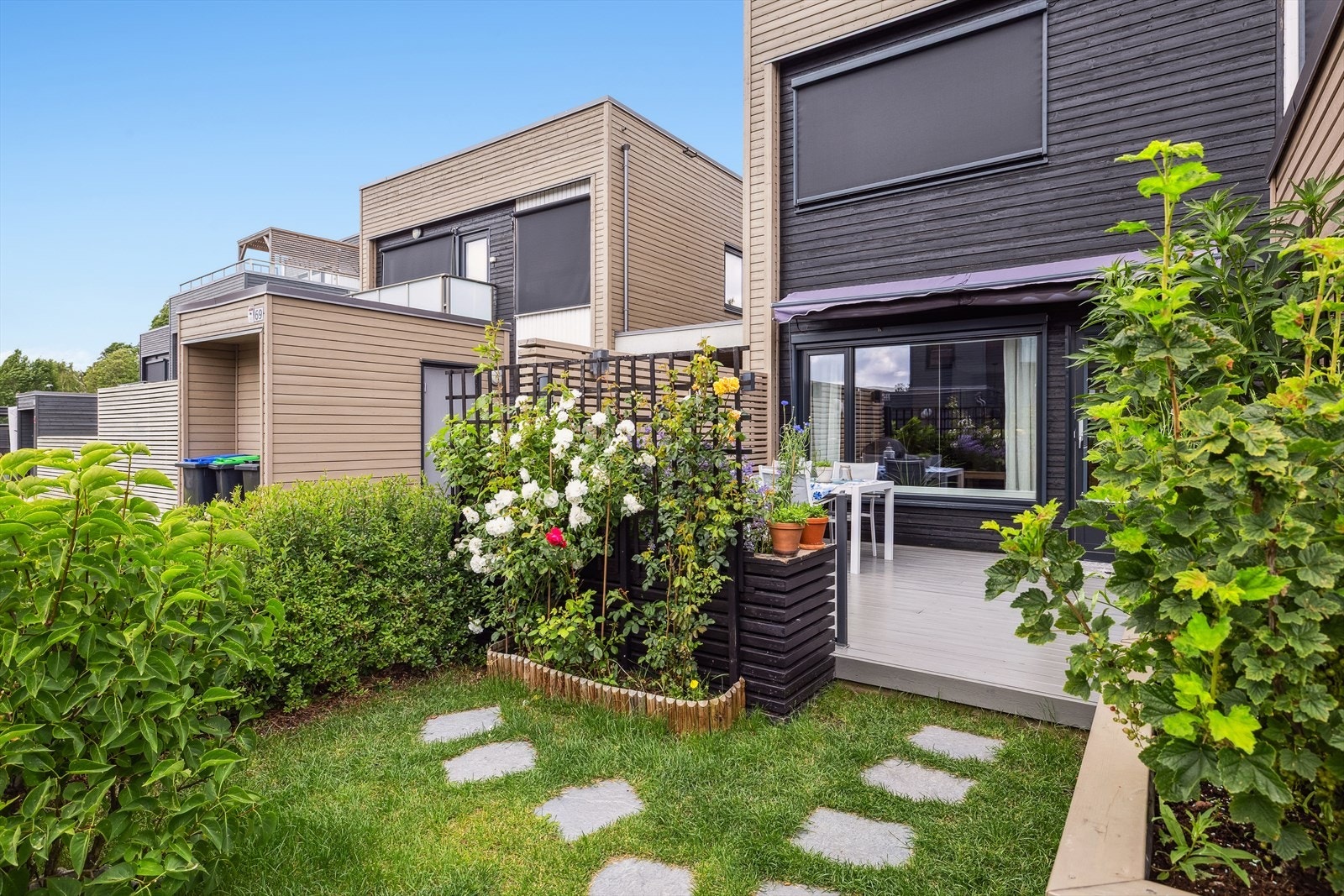 Attraktiv og barnevennlig beliggenhet i et nyere boligfelt i Vestby sentrum, med umiddelbar nærhet til barnehage, skoler og marka med flott naturopplevelser året rundt. Galleribilde