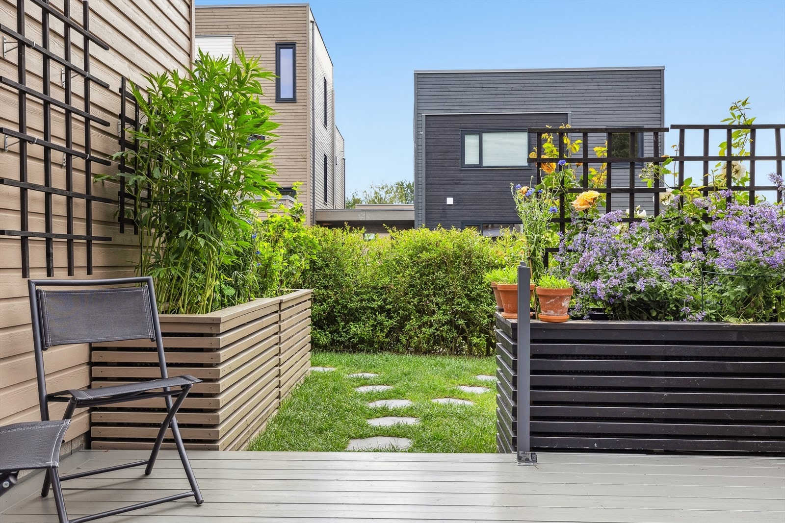 Herfra er det tilgang til hage med gressplen. Galleribilde