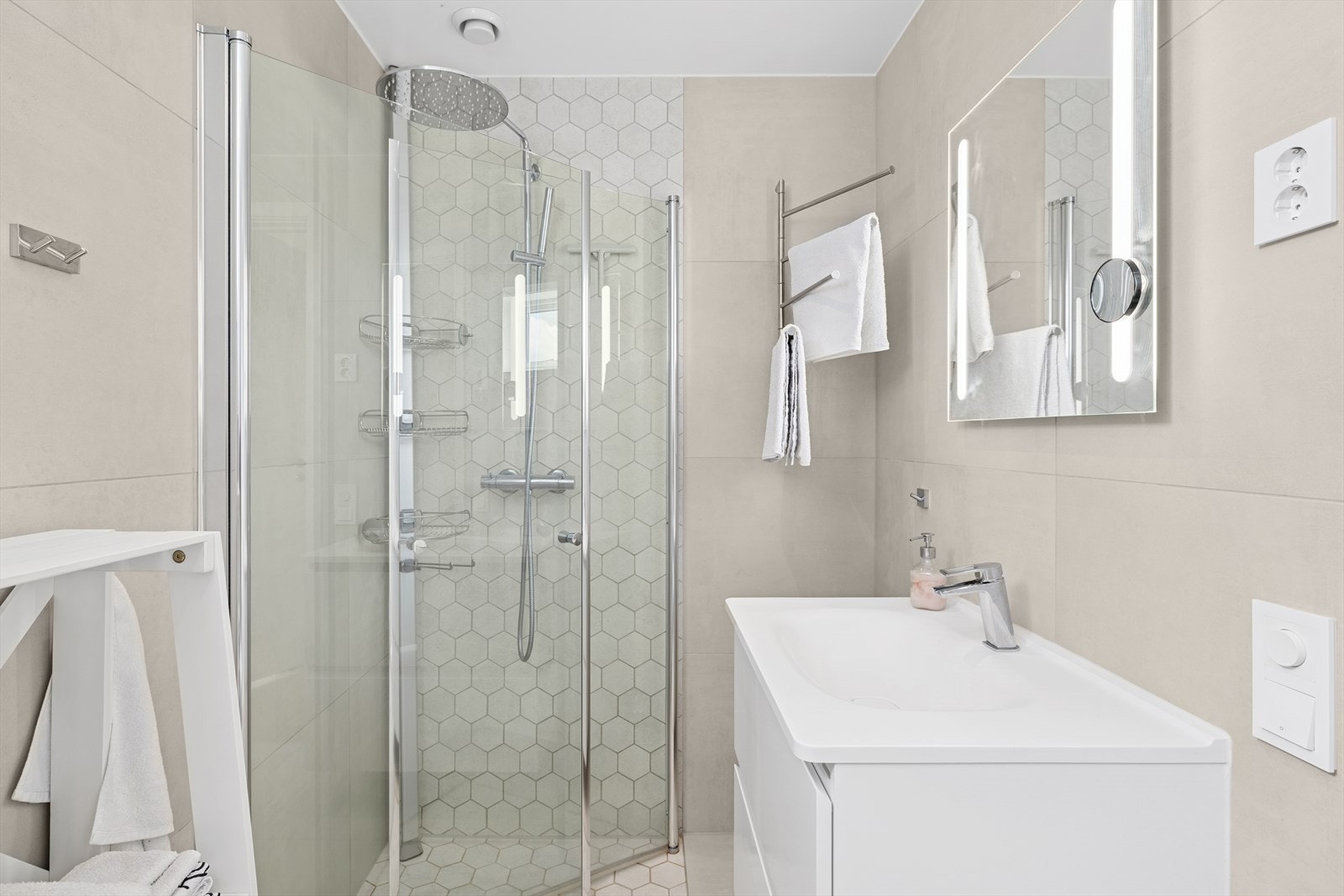 Baderommet i tredje etasje har flislagt gulv med vannbåren varme og slettmalte vegger. Badet er ikke godkjent, se mer pkt. ferdigattest. Galleribilde