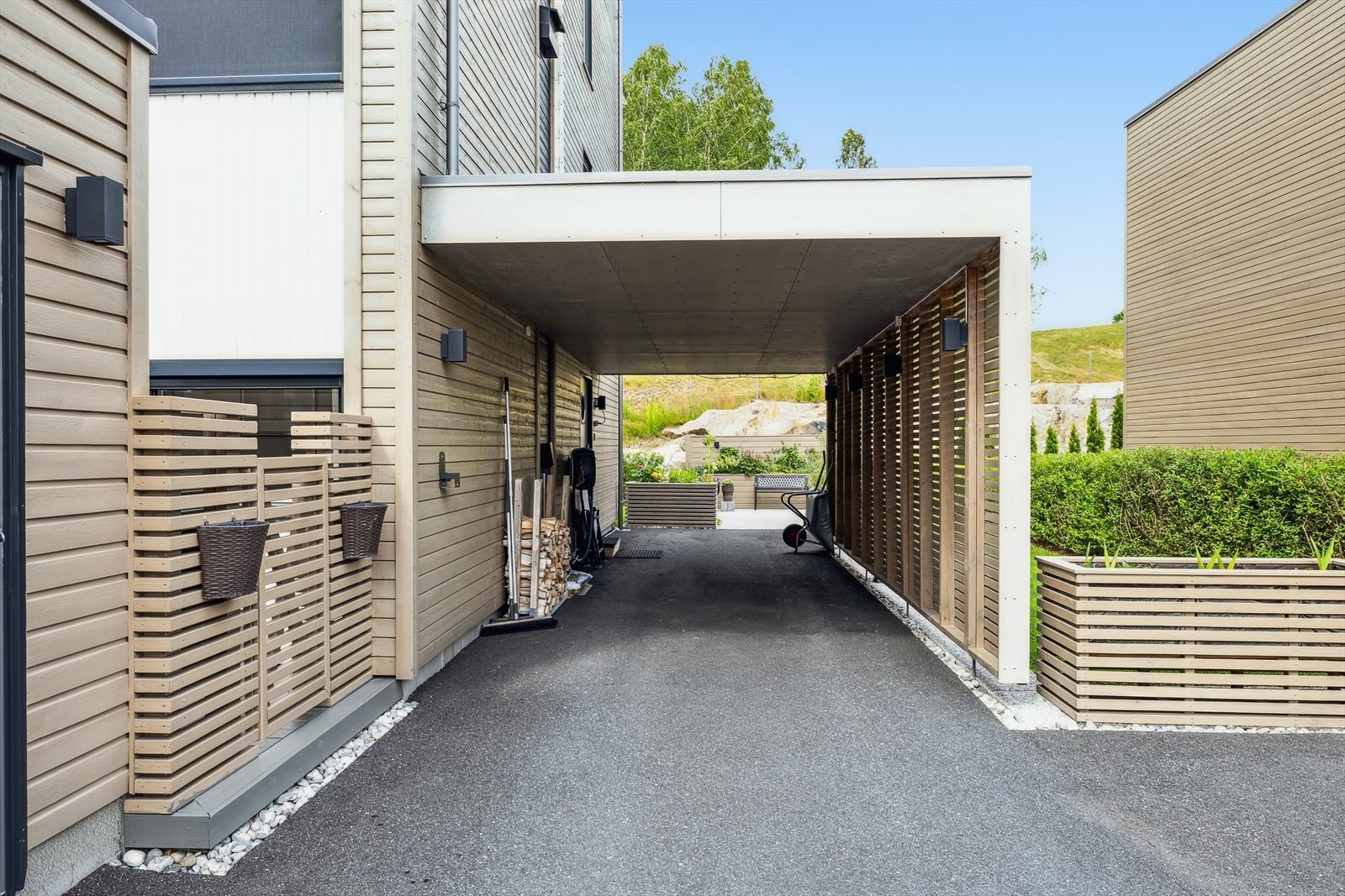 Det er adkomst til boligen fra bakkeplan, og inn i boligens første etasje. Galleribilde