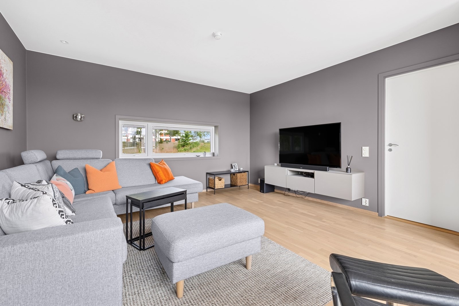 Loftstuen kan enkelt gjøres om til et 4 soverom. Loftstuen er lys og pen med god plass til å innrede med stor sofagruppe og TV-benk, godt med en ekstra stue hvor en kan trekke seg tilbake litt. Galleribilde