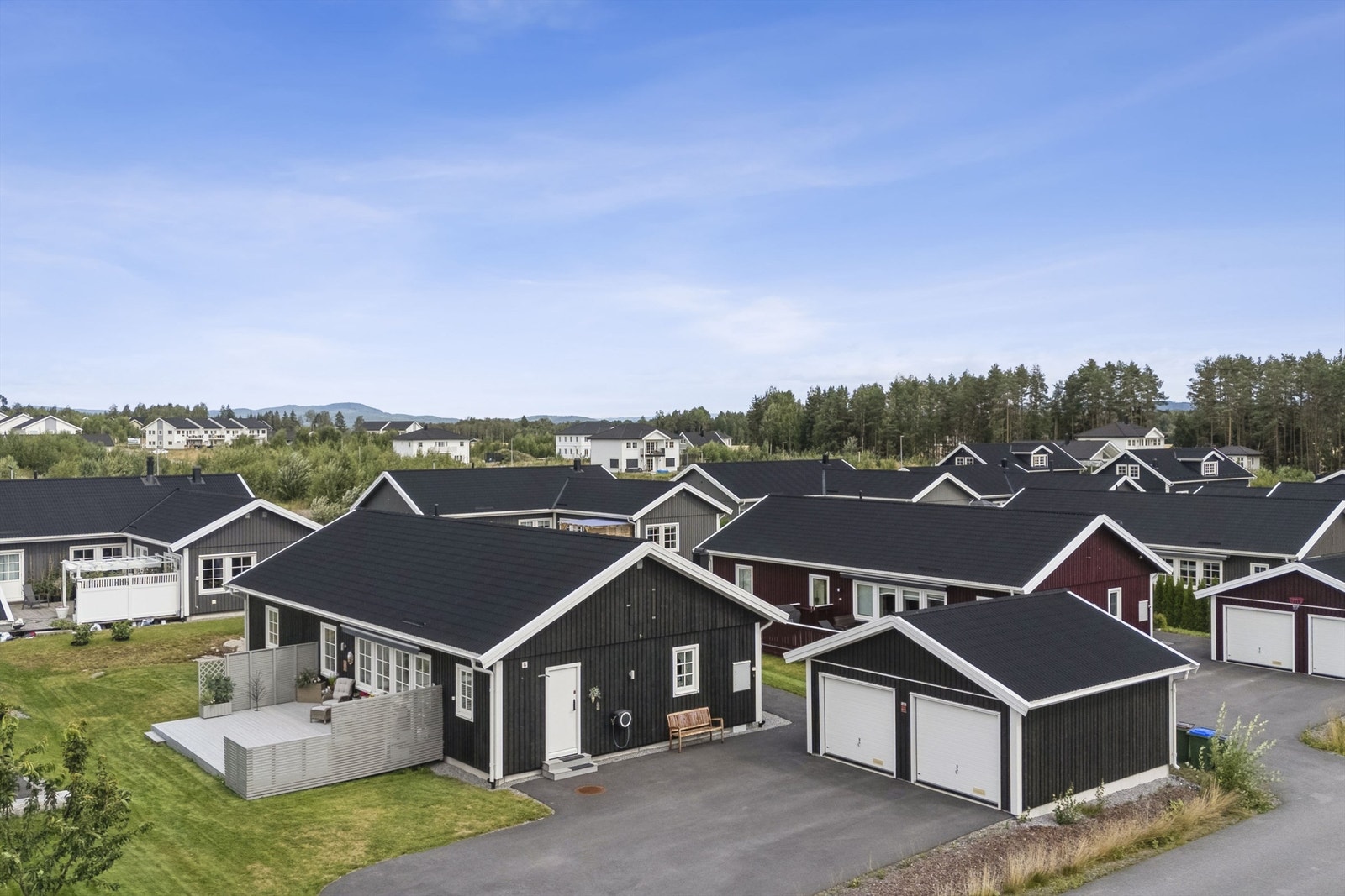 Velkommen til Vognvegen 6! Eneboligen og dobbelgarasje på 36m². Asfaltert adkomst, omgitt av velholdte grøntarealer. Galleribilde