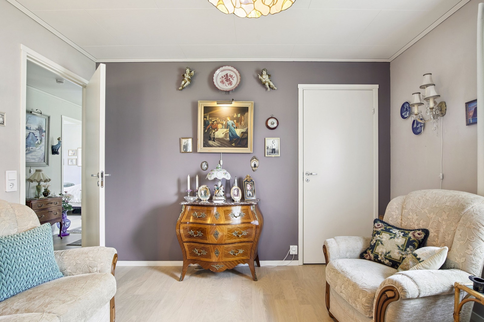 Hovedsoverommet har "walk-in closet" på 3m² som gir rom for effektiv og ryddig oppbevaring direkte fra soverommet. Galleribilde