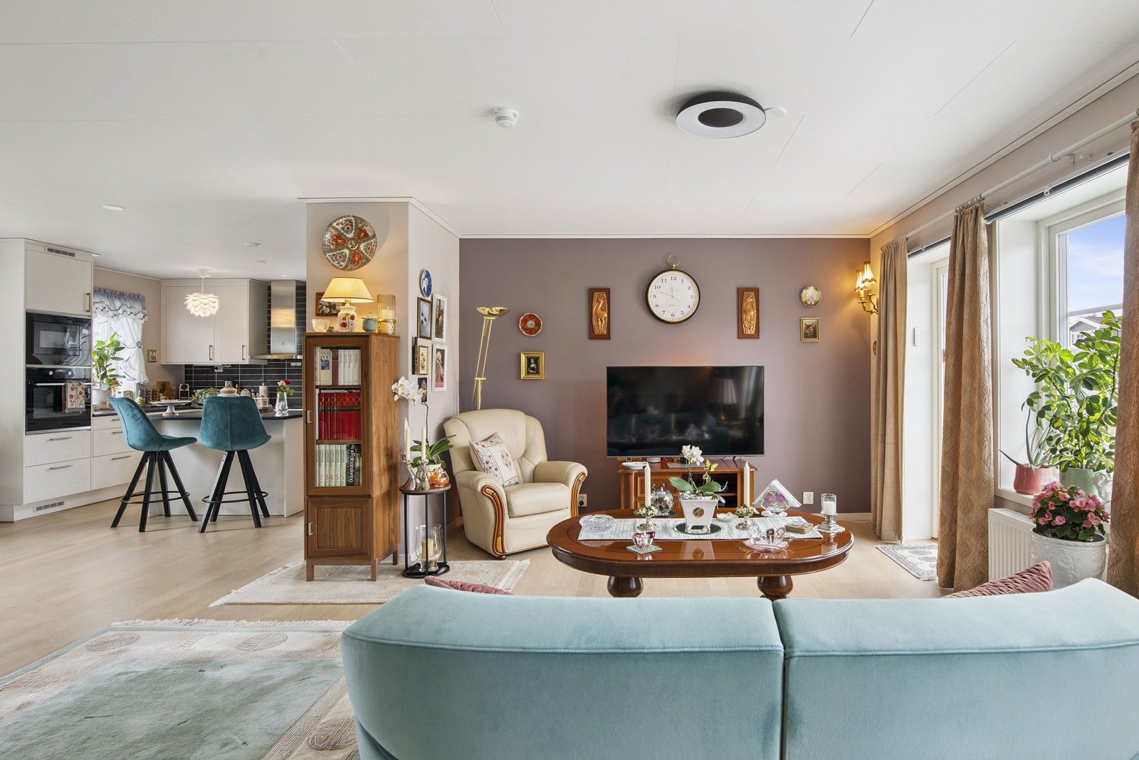 Stuedelen har direkte utgang til terrasse og gir en sømløs overgang mellom inne og ute. Galleribilde