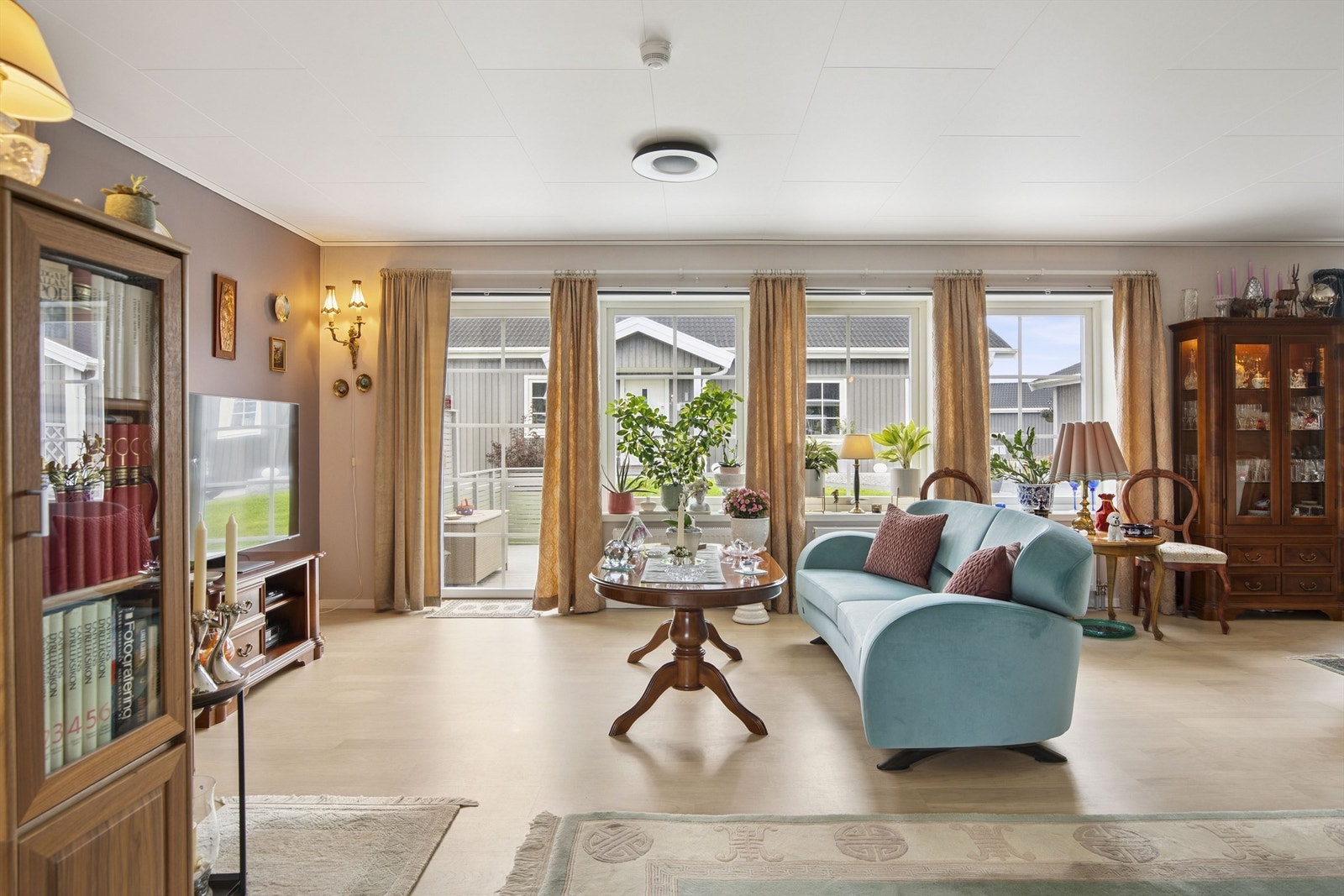 Stuen har store vindusflater som gir en behagelig atmosfære og flott romfølelse. Koselig sofaløsning ved de store vinduene Galleribilde