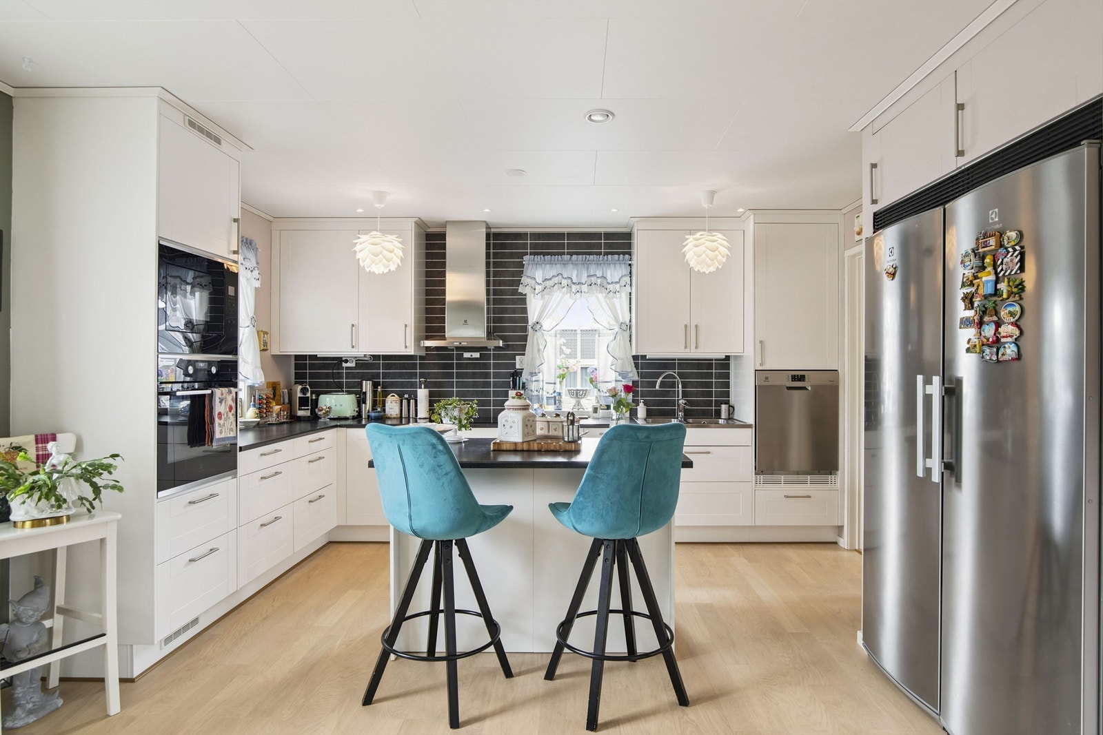 Stilrent kjøkken fra 2020 med profilerte fronter, laminatbenkeplate og enkelte integrerte hvitevarer. Galleribilde