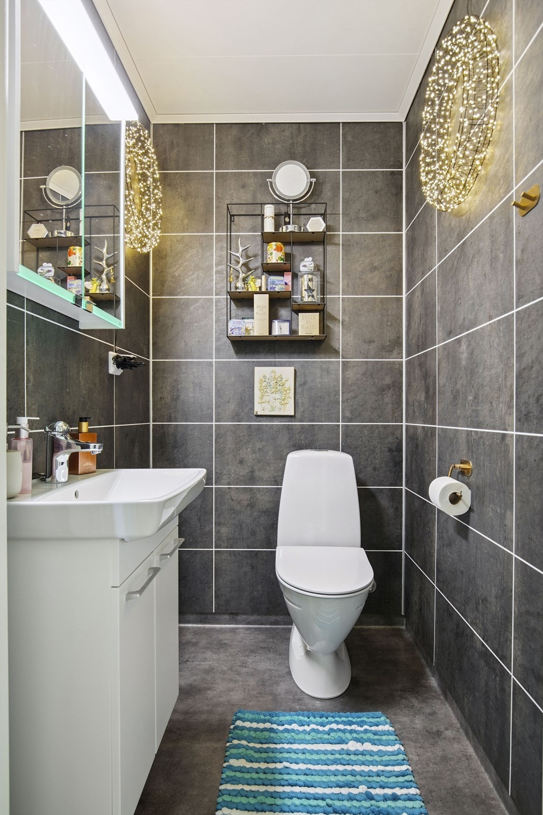 Separat toalettrom med vegghengt servantskap og speilskap - praktisk for både gjester og familie. Galleribilde