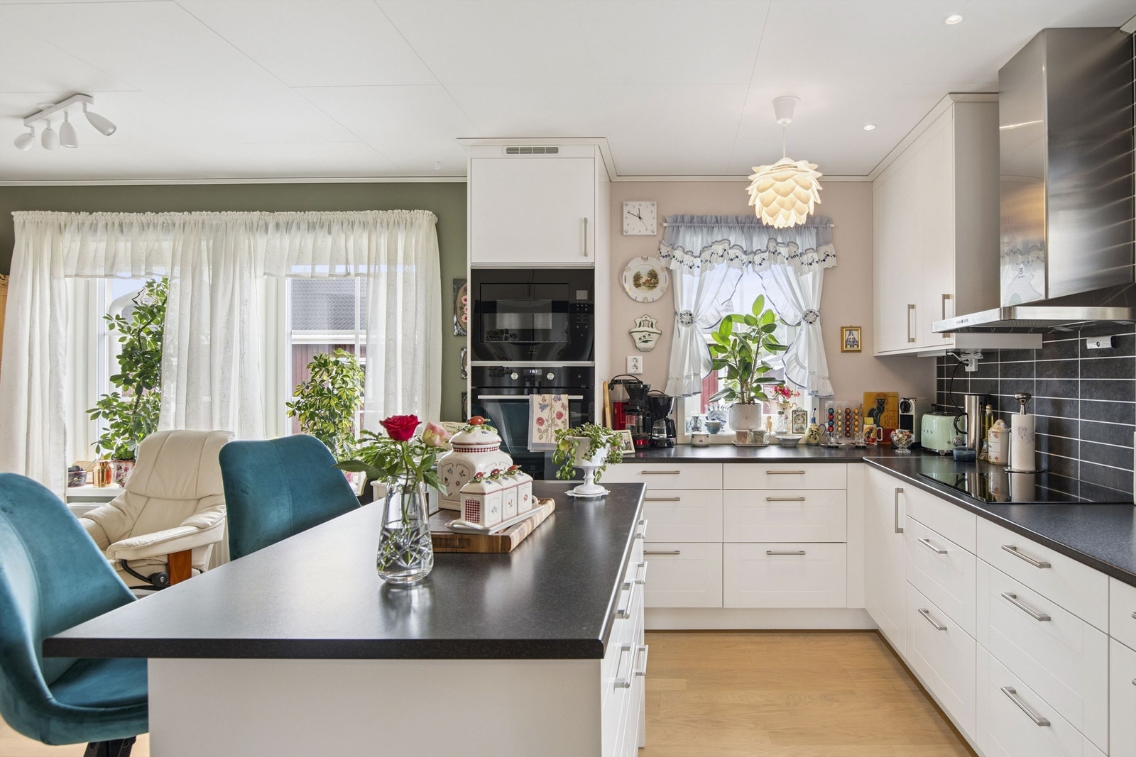 Kjøkkenøyen gir ekstra arbeidsflate og er ideell for uformelle måltider eller matlaging sammen. Galleribilde