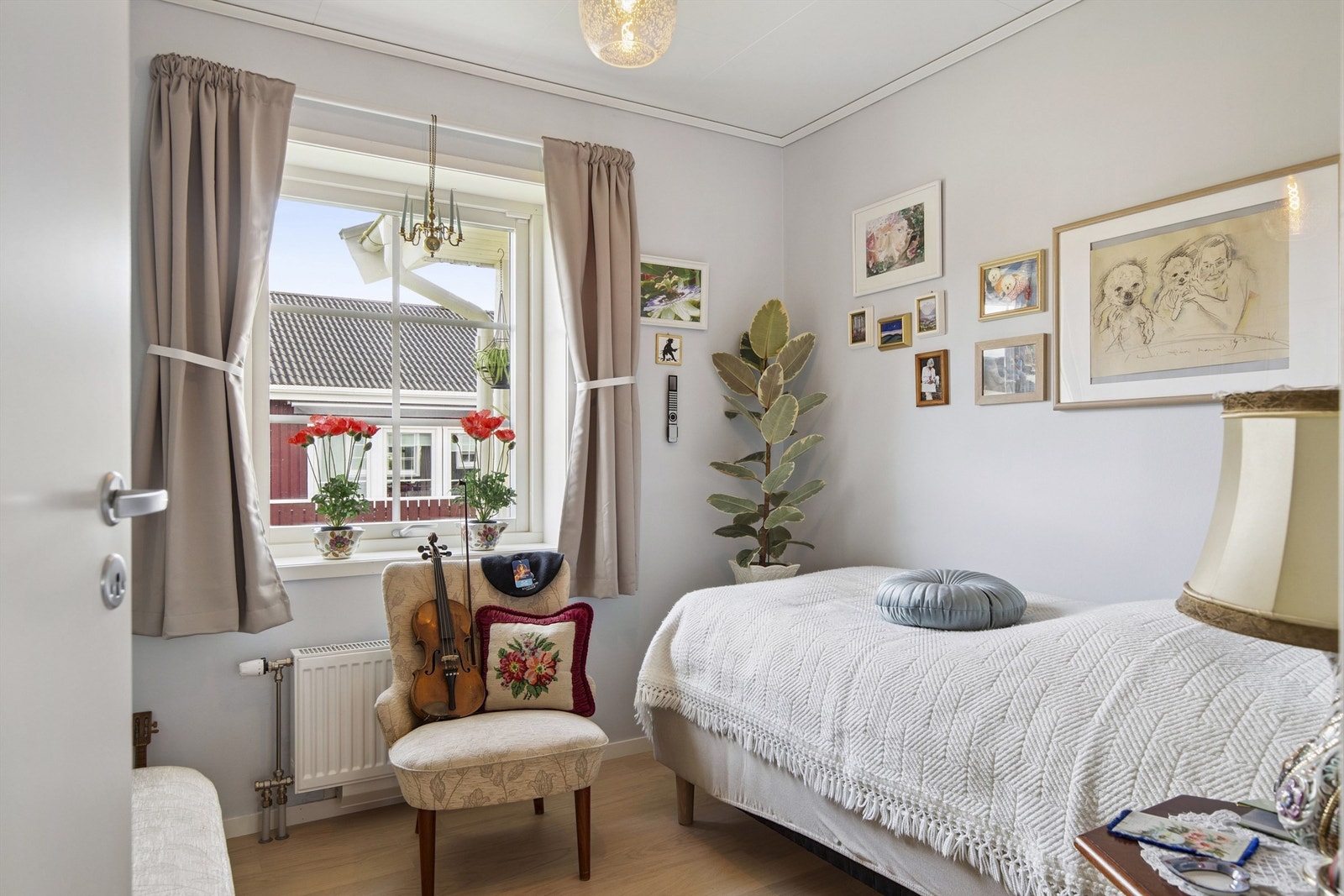 Soverom 2 egner seg godt som barnerom, gjesterom eller hjemmekontor etter behov. Galleribilde