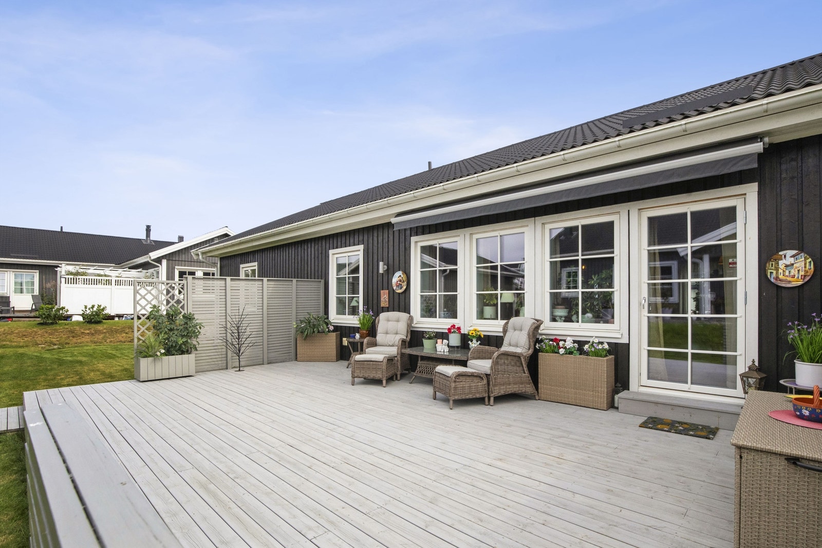 Markise over terrassen gir sval skygge på varme dager og skaper et lunt uterom. Galleribilde