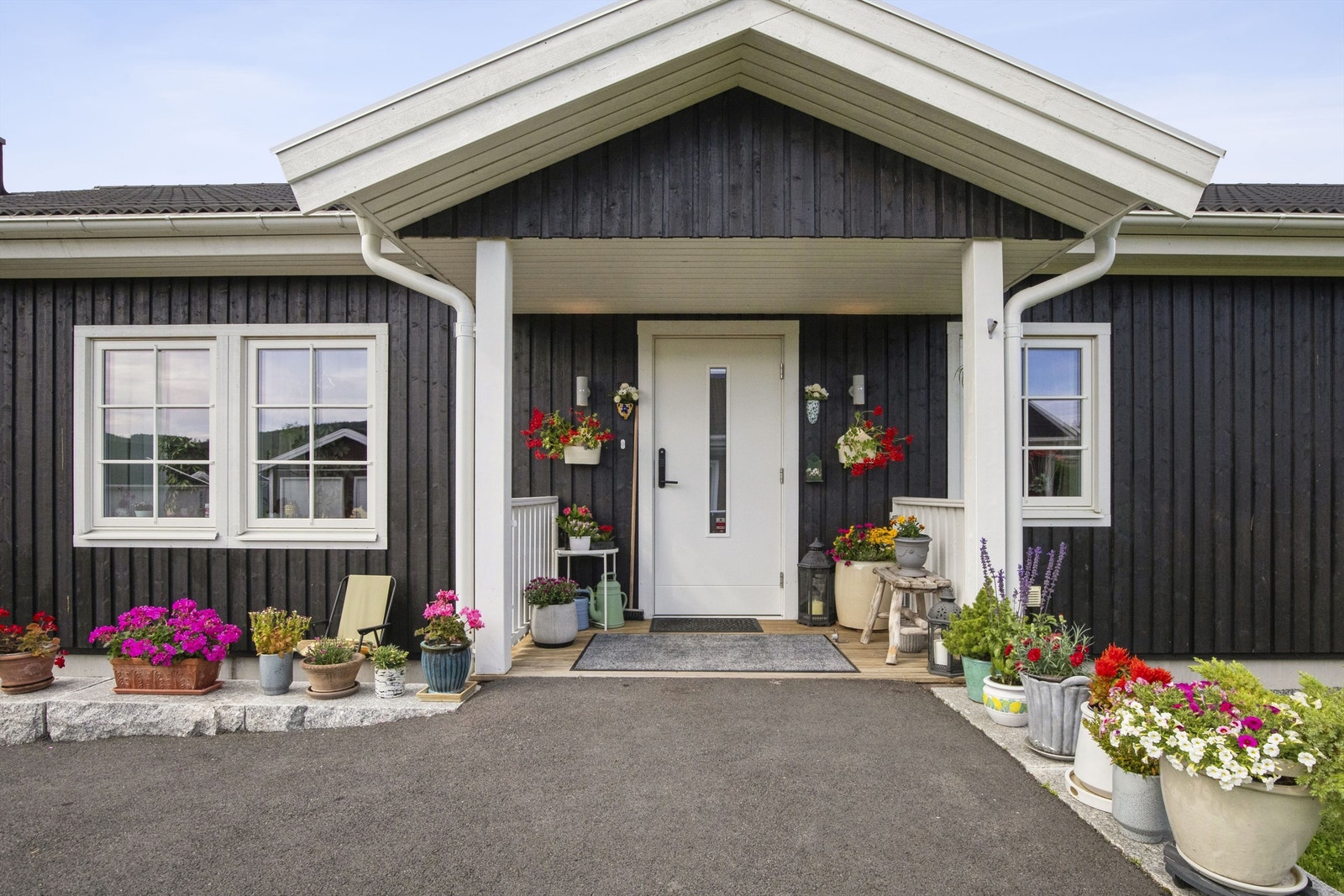 Velkommen! Hovedinngang med overbygd inngangsparti og elektronisk dørvrider for nøkkelfri adgang. Galleribilde