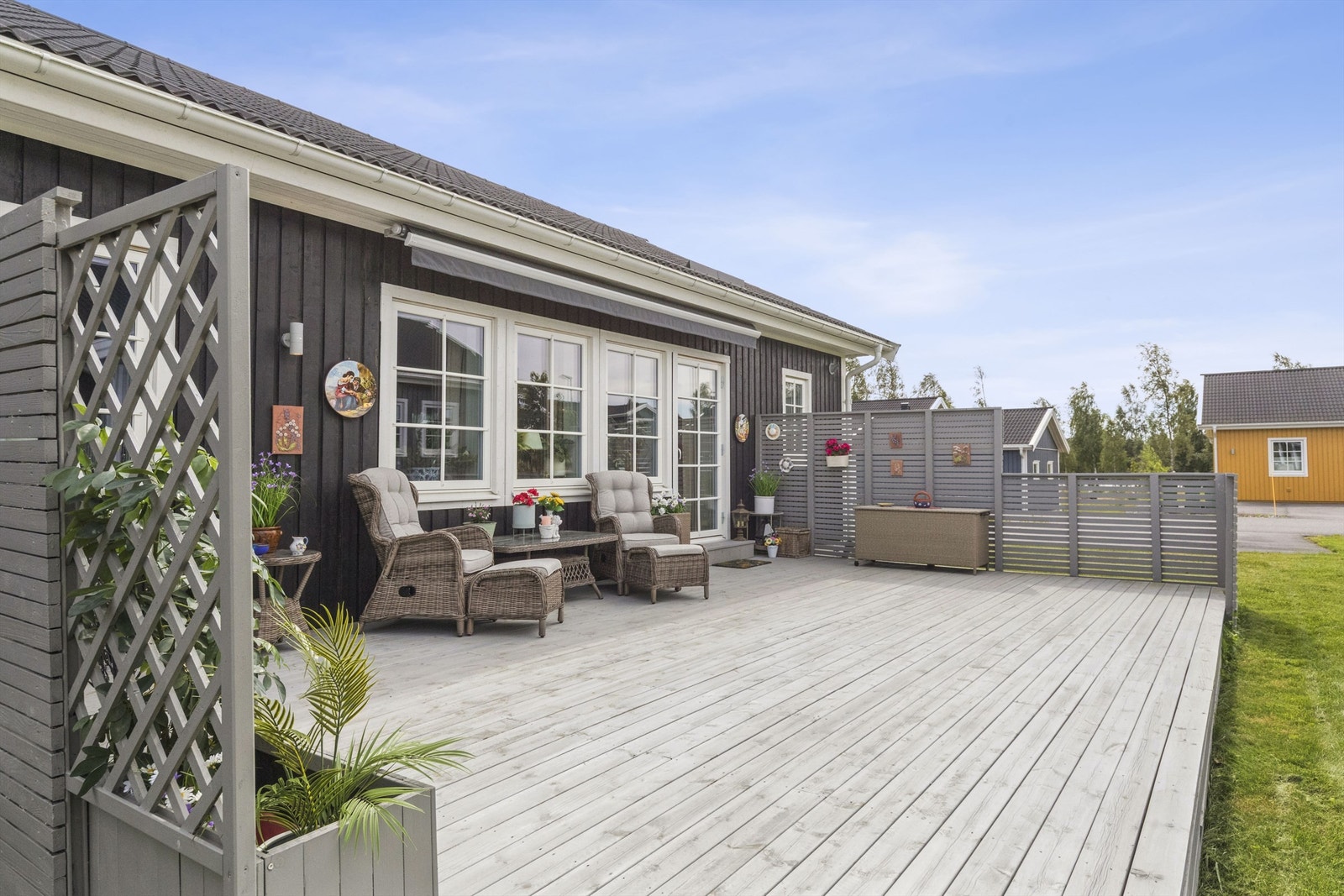 Terrassen byr på levegger for skjerming og utebelysning som forlenger sommerkveldene. Galleribilde