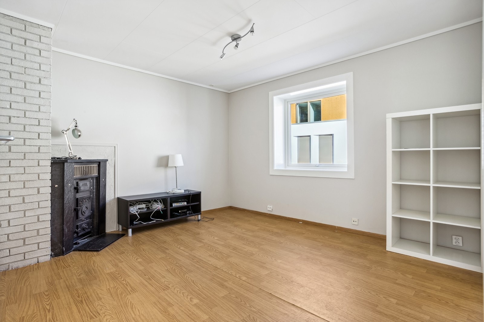 Romslig stue med god plass til spisebord, sofagruppe og tv-møbler. Galleribilde