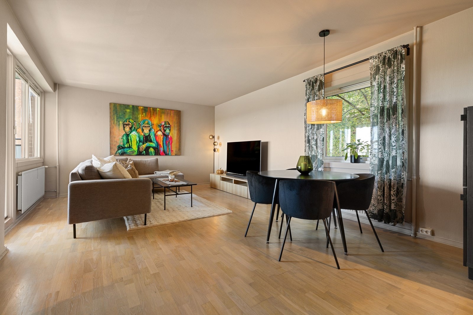 Endeleiligheten har en eksepsjonell planløsning med fin utsikt mot grønt skogholt på den ene siden og helt til Holmenkollen på den andre siden Galleribilde