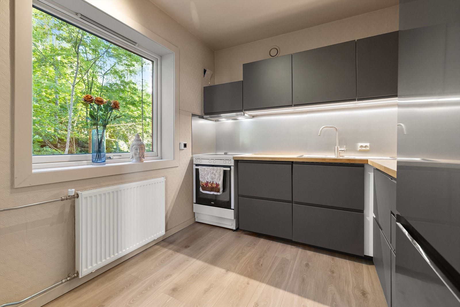 Kjøkkenet er utstyrt med platetopp, nedfelt kum, kombinert kjøl/fryseskap og stekeovn Galleribilde