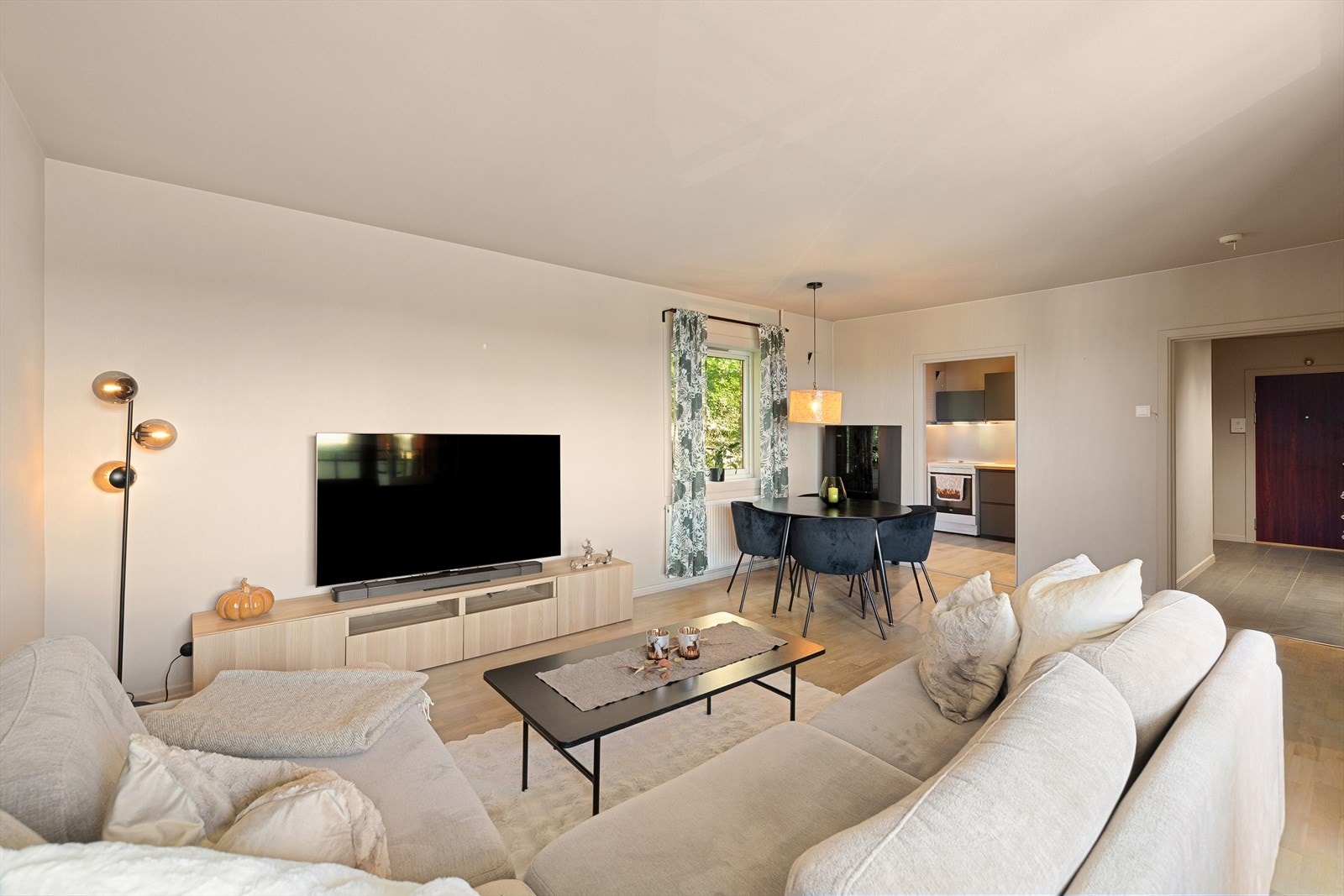 Stuen er romslig med gode møbleringsmuligheter for sofagruppe, spisebord, samt medie- og oppbevaringsmøblement Galleribilde