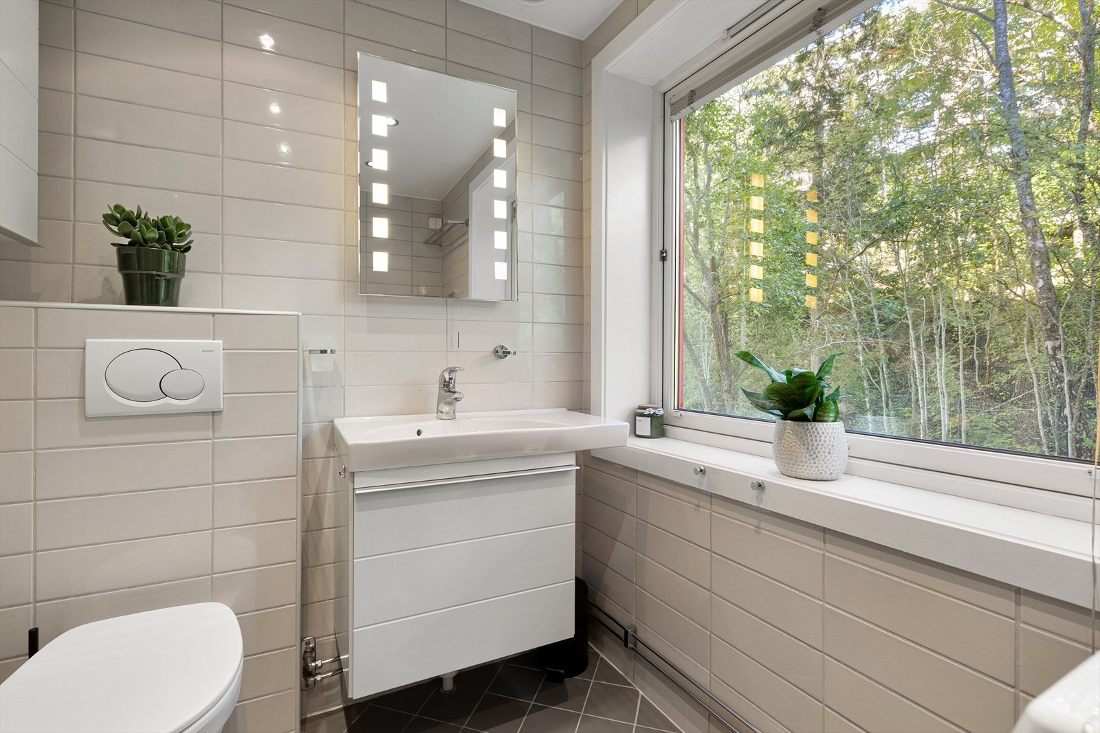 Baderom fra 2007 i regi av brl. Badet har overflater med flislagte vegger og malte plater i tak. Det er flislagt gulv med elektriske varmekabler Galleribilde