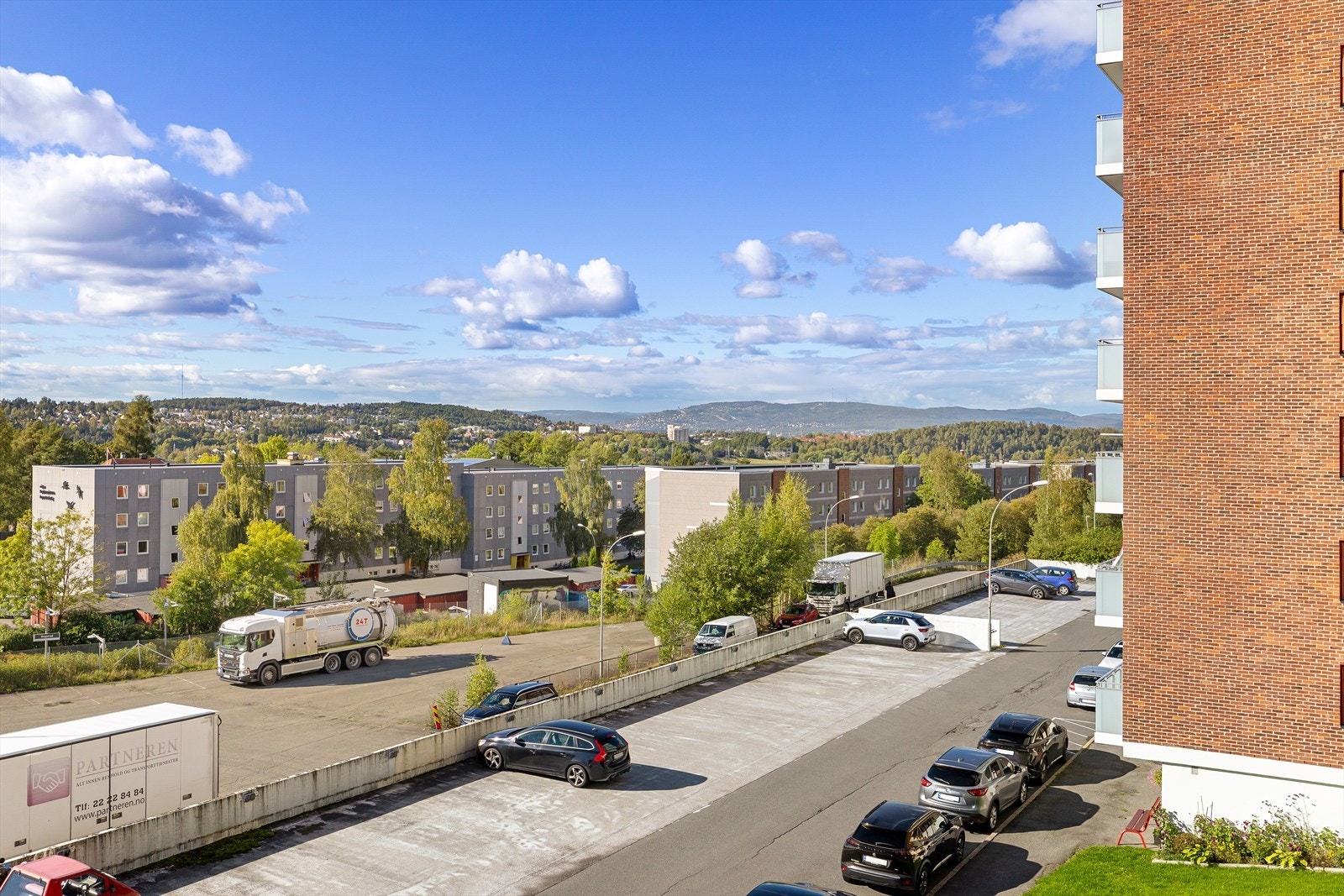 Flott utsikt mot Holmenkollen fra balkongen. Det er gratis parkering utenfor blokkene Galleribilde
