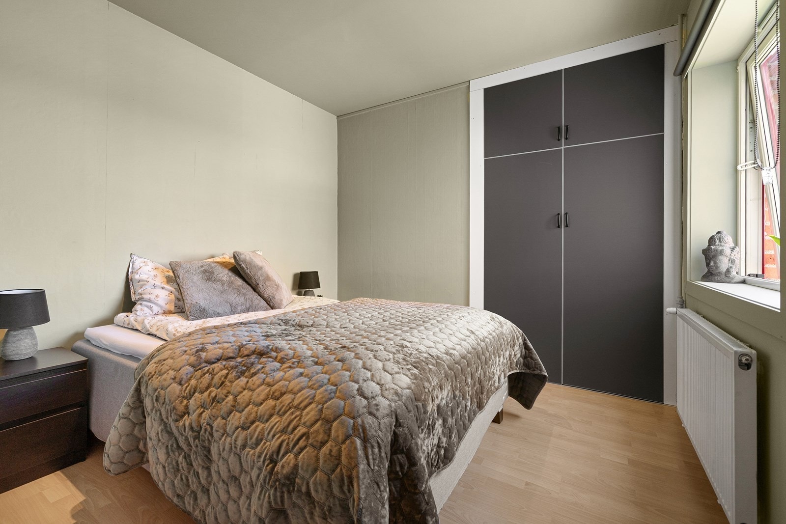 Her er det god plass til en stor dobbeltseng i tillegg til alt av klær og oppbevaring Galleribilde