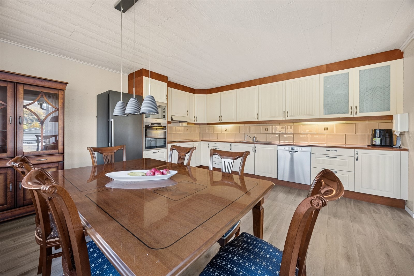 God plass for spisegruppe i rommet. Galleribilde