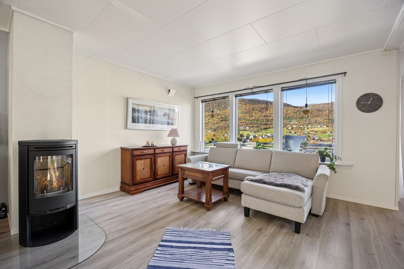 Vi beveger oss opp en etasje og møter en lys og innbydende stue. Peisovnen bidrar til å varme opp både rom og stemning. Galleribilde