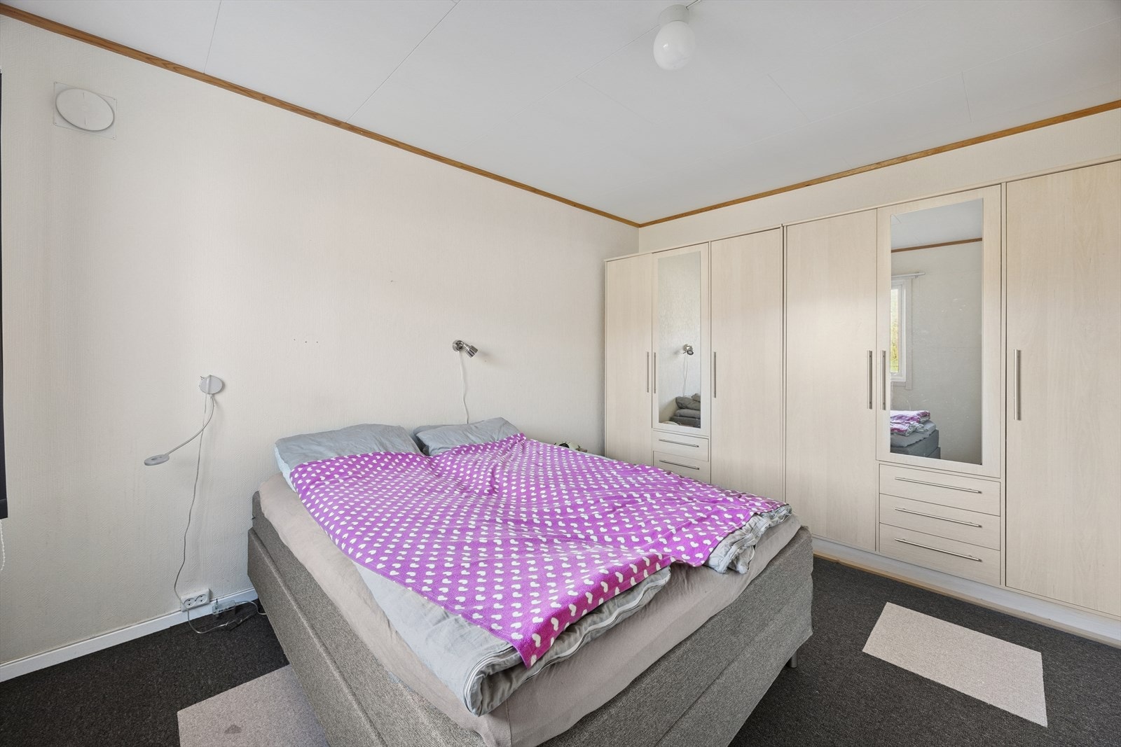 Romslig hovedsoverom med god plass for dobbeltseng, nattbord og gode garderobeløsninger. Galleribilde