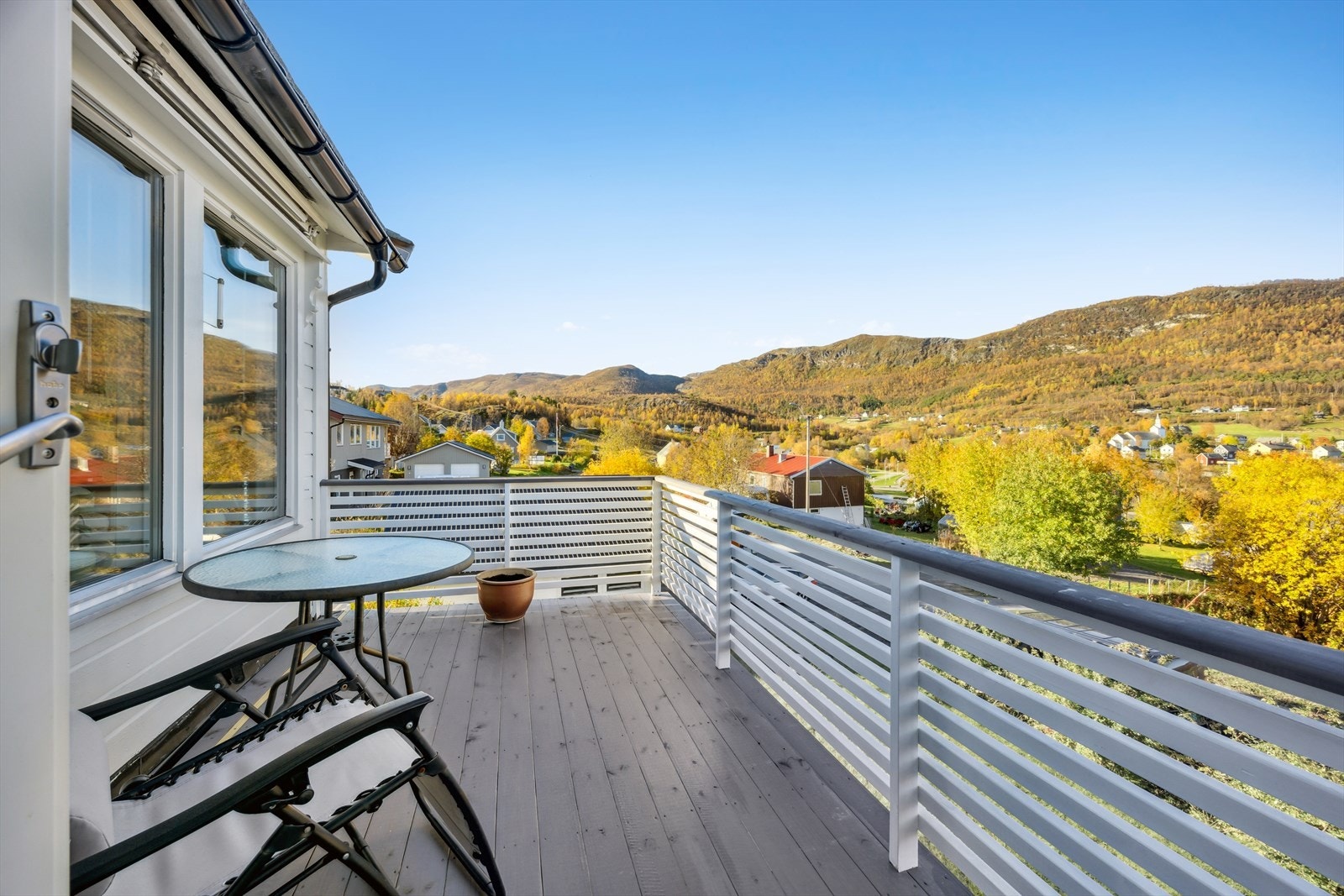 Fra kjøkkenet er det videre utgang til en flott balkong i front. Galleribilde