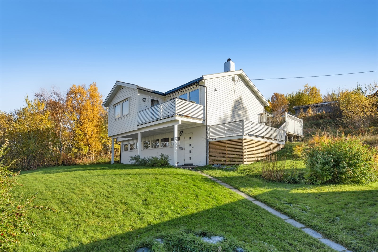 Innholdsrik enebolig med strålende beliggenhet og gode solforhold. Galleribilde