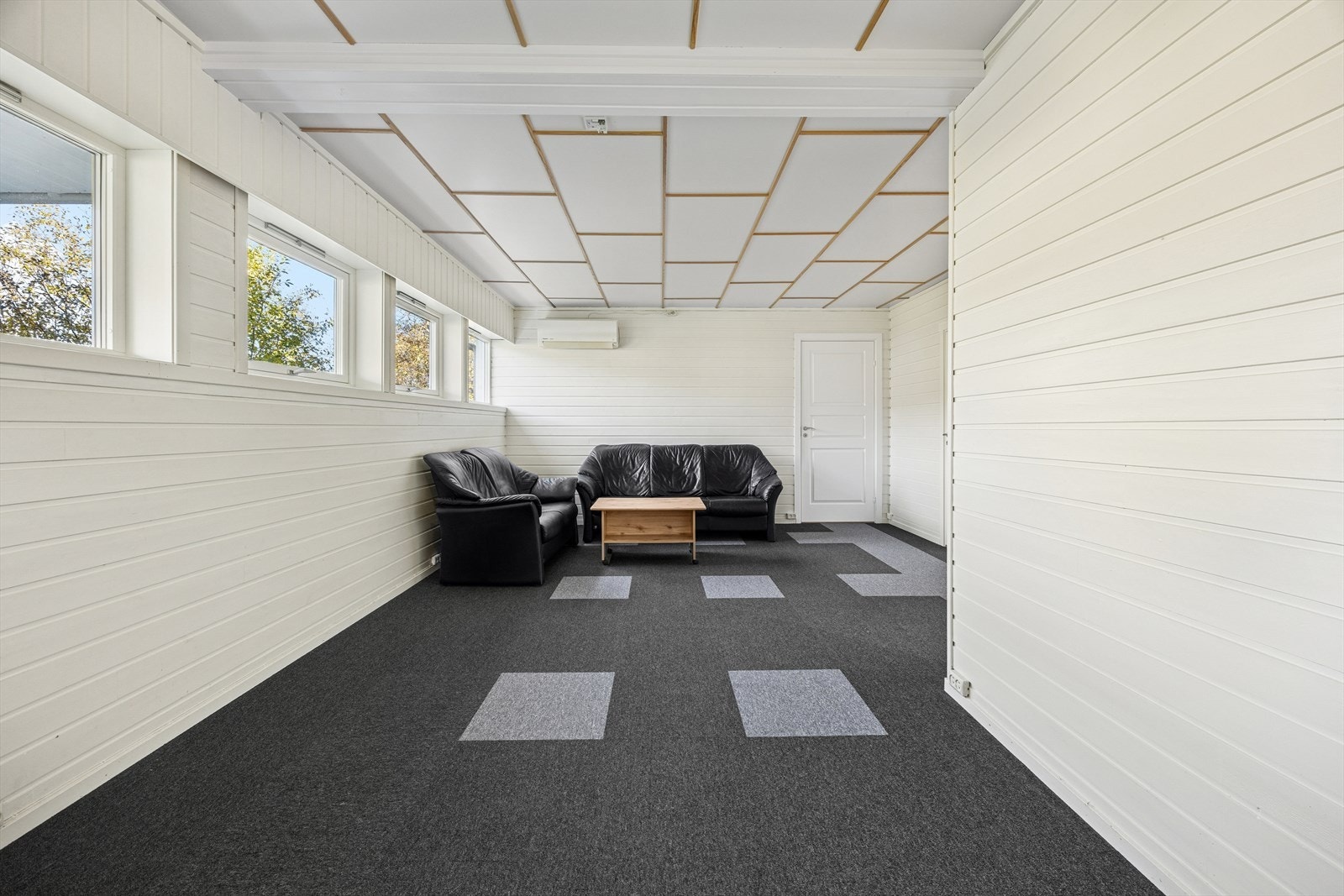 Hybelen har egen inngang, samt direkte adkomst fra hoveddel. Galleribilde