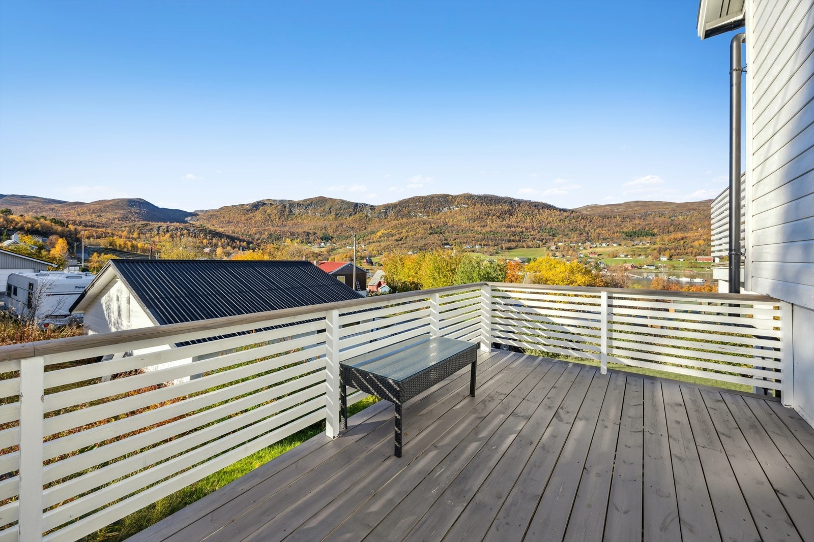 Terrassen strekker seg også rundt boligen på den ene siden. Galleribilde