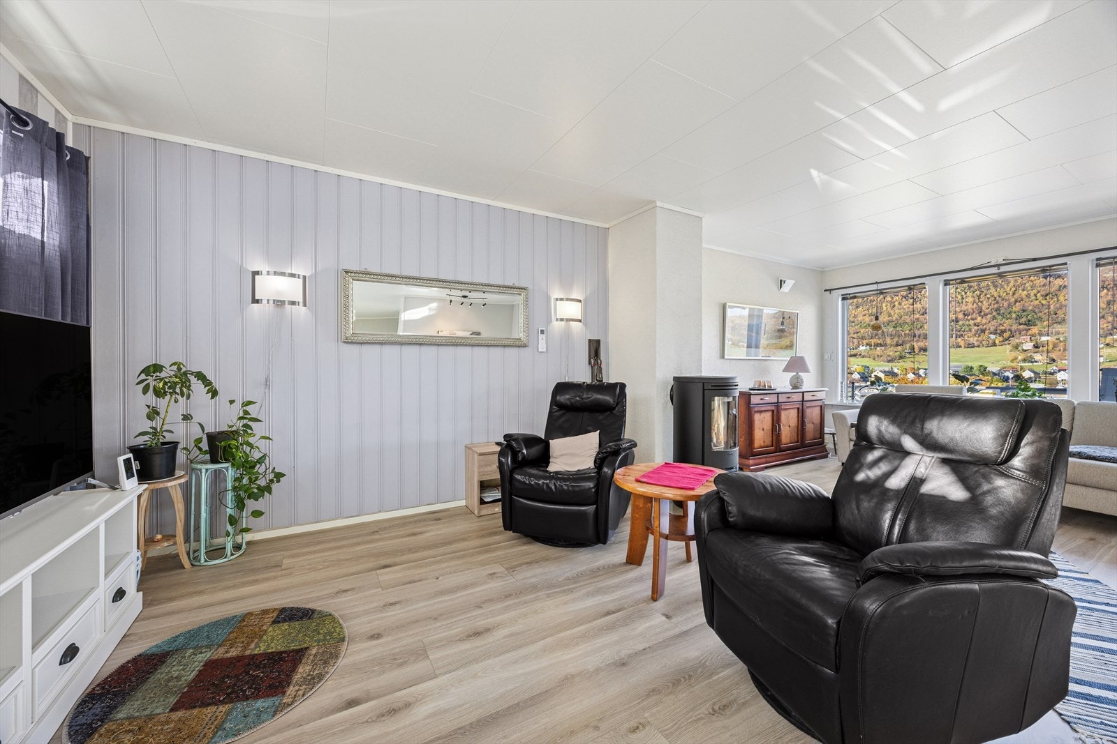 Fra stuen er det videre utgang til en flott terrasse i bakkant av boligen. Galleribilde