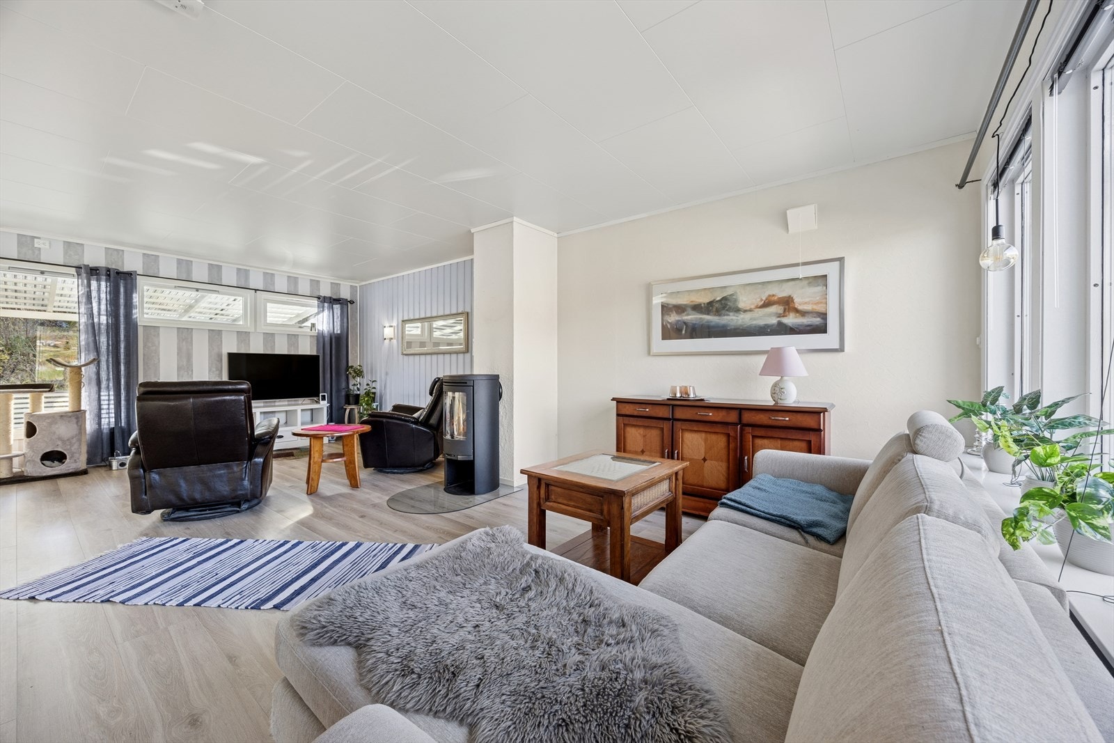 Sofakroken finner fort sin naturlige plass i rommet, og tv-en kan med fordel plasseres mot/på vegg. Galleribilde