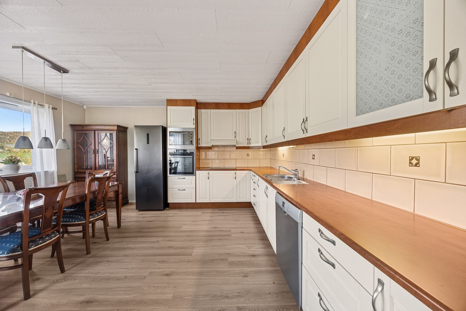 Her har en alt en måtte trenge av skap-, skuff- og benkeplass. Galleribilde