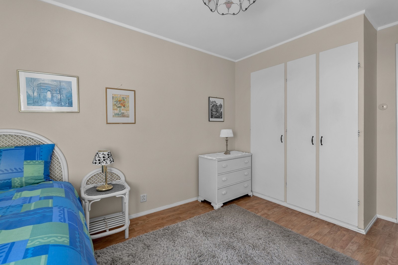 - med plassbygde skap Galleribilde