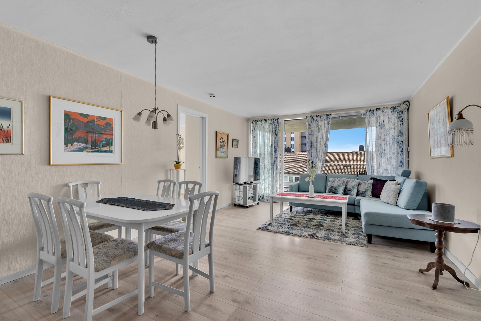 Leiligheten har en romslig stue med plass til både sofagruppe og spisebord Galleribilde