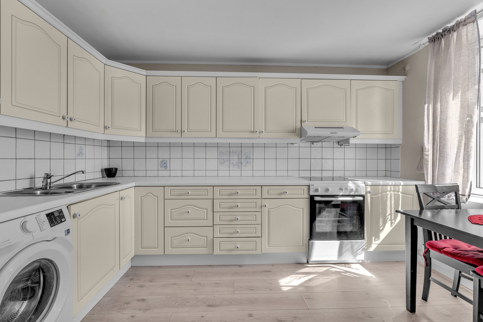 Kjøkken med god skap - og benkeplass Galleribilde