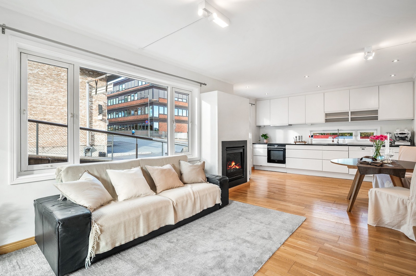 Stuen har rikelig med naturlig lys takket være de store vindusflatene. Galleribilde