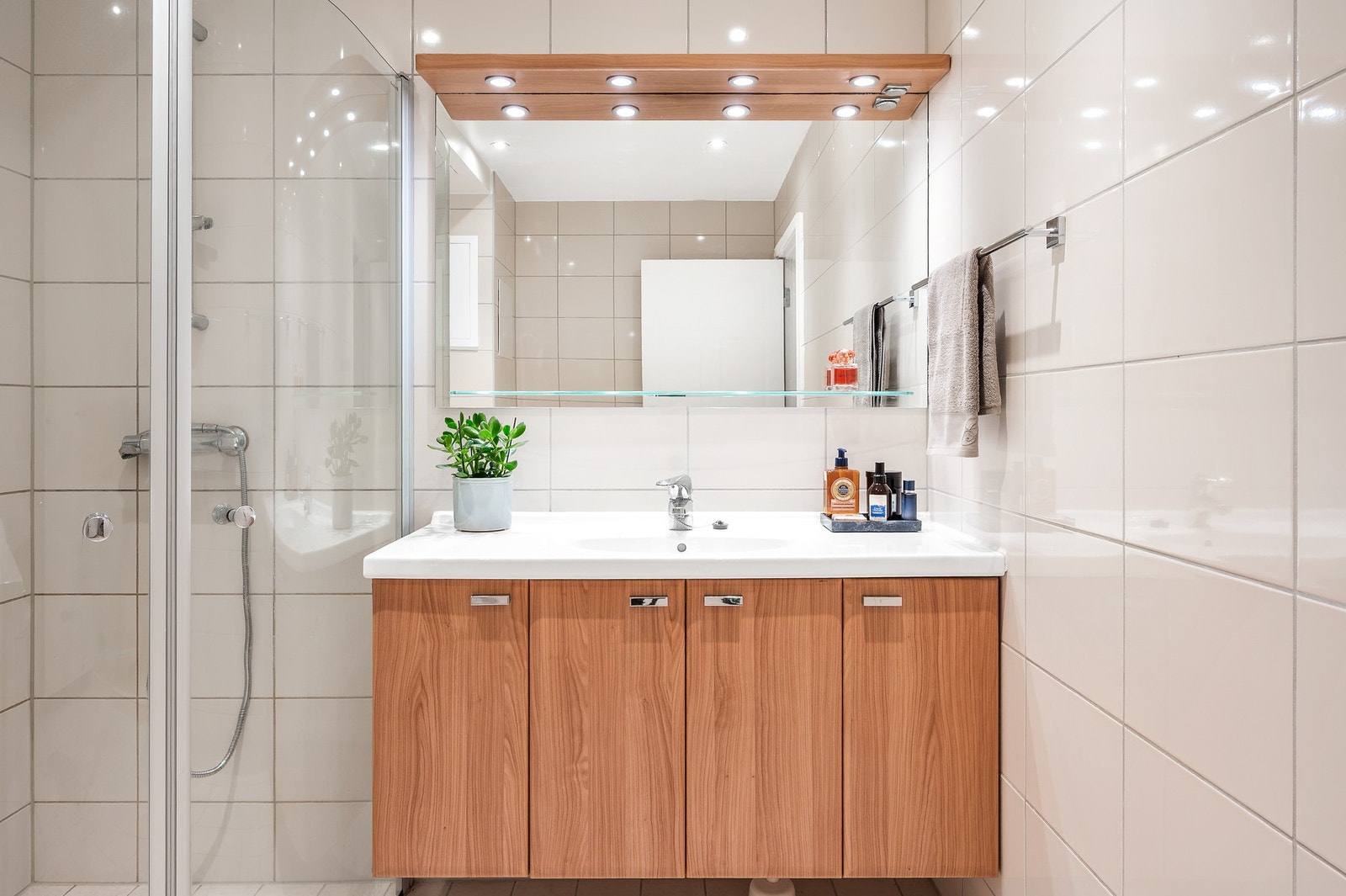 Badet har vegghengt servantinnredning med god oppbevaringsplass. Galleribilde