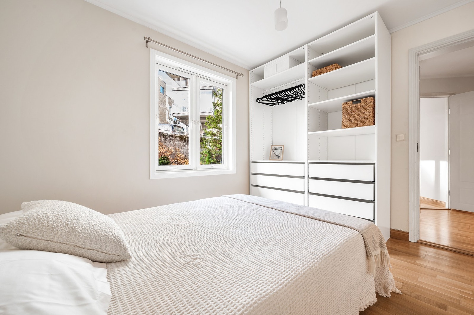 Rommet er malt i en behagelig farge og har godt med naturlig lysinnslipp. Galleribilde