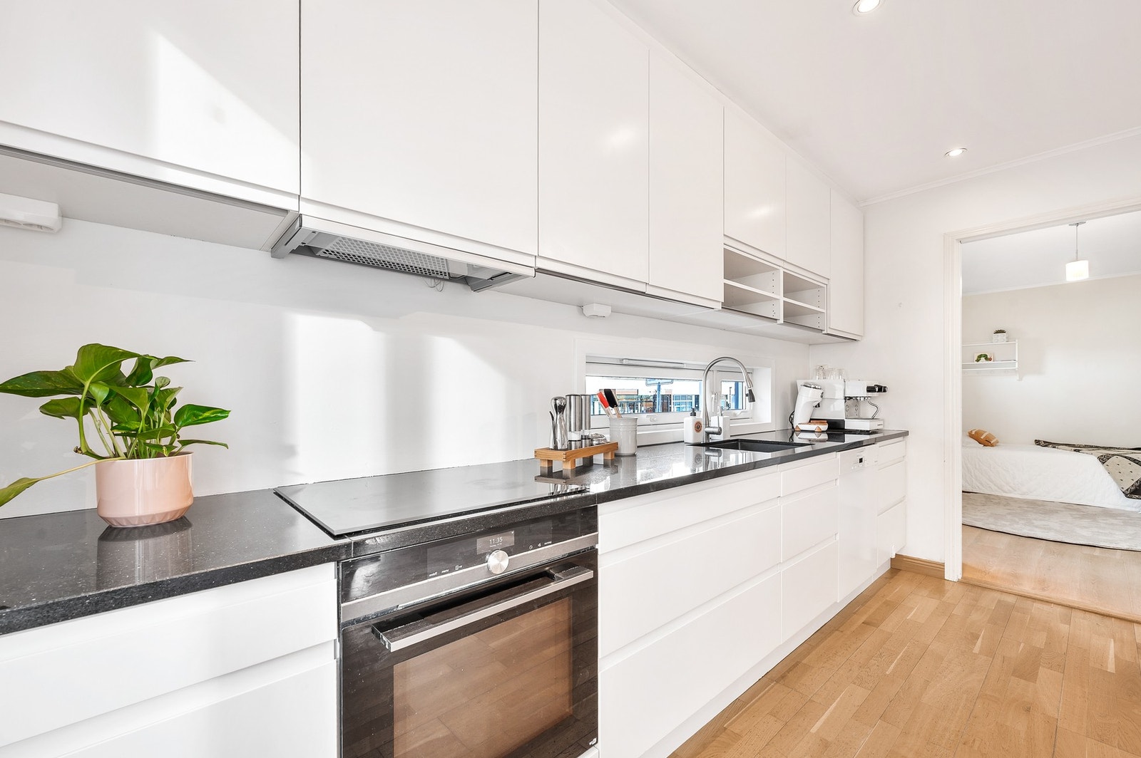 Kjøkkeninnredning med slette fronter fra 2017 Galleribilde