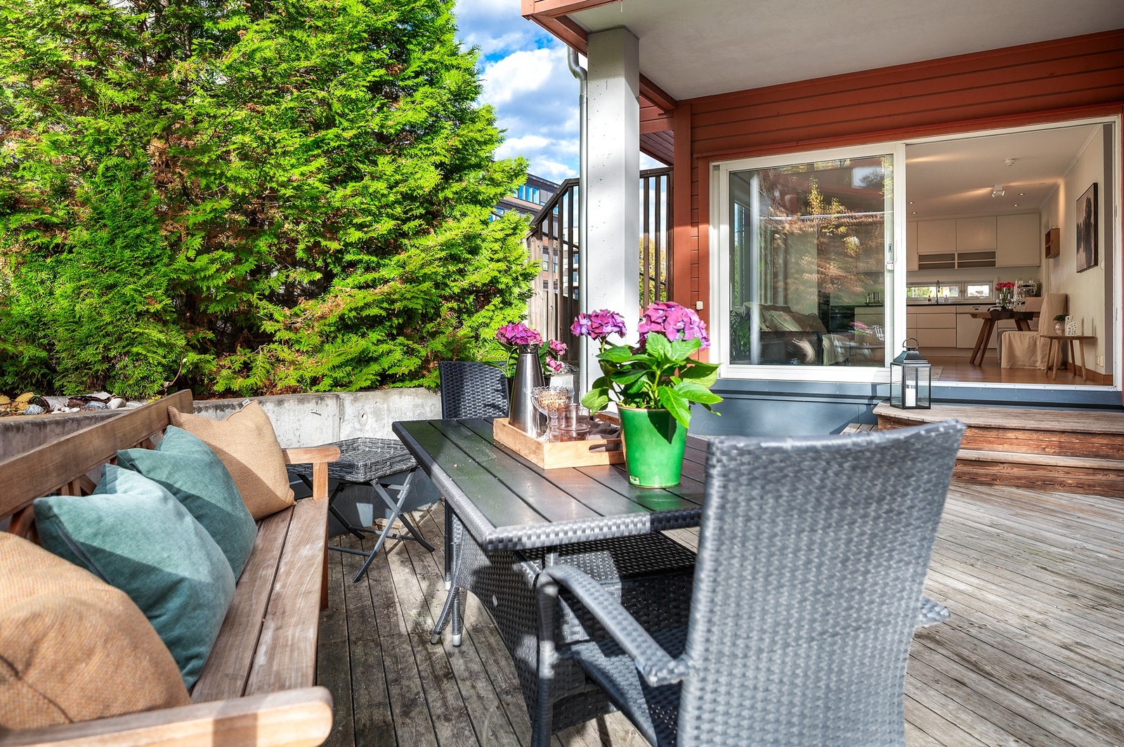 Terrassen er perfekt for å nyte varme dager med venner og familie. Galleribilde