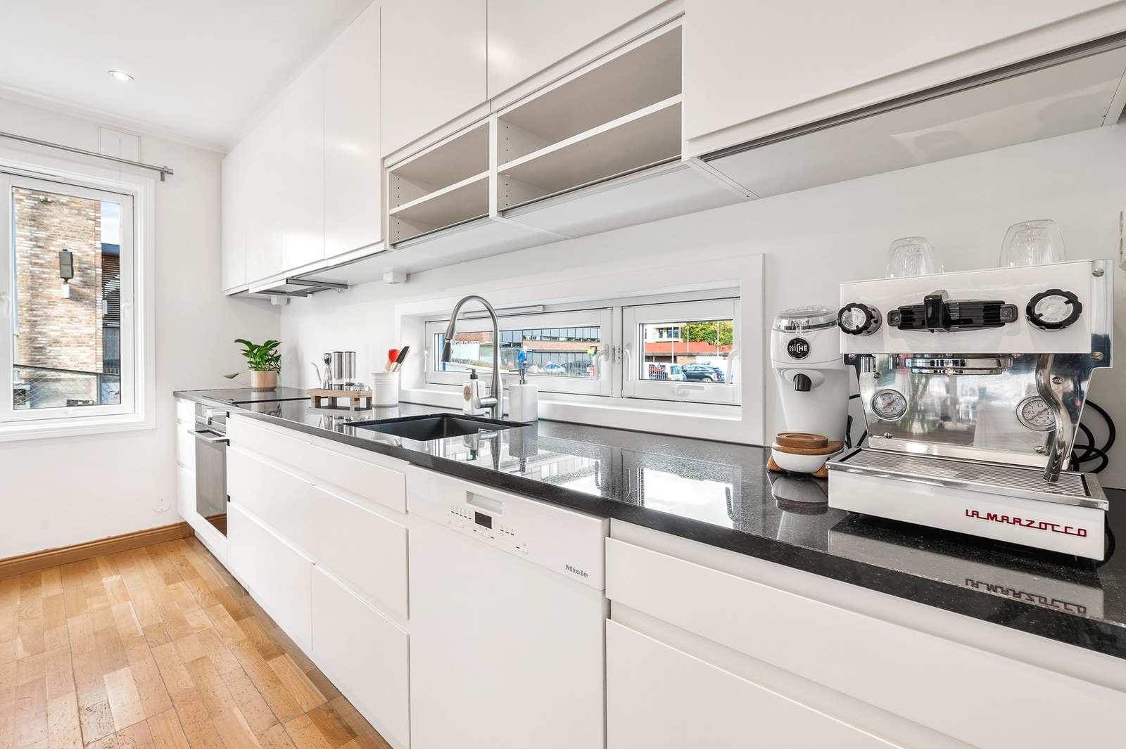 Kjøkkenet tilbyr god lagringsplass i både over- og underskap, noe som gir praktisk oppbevaring. Galleribilde