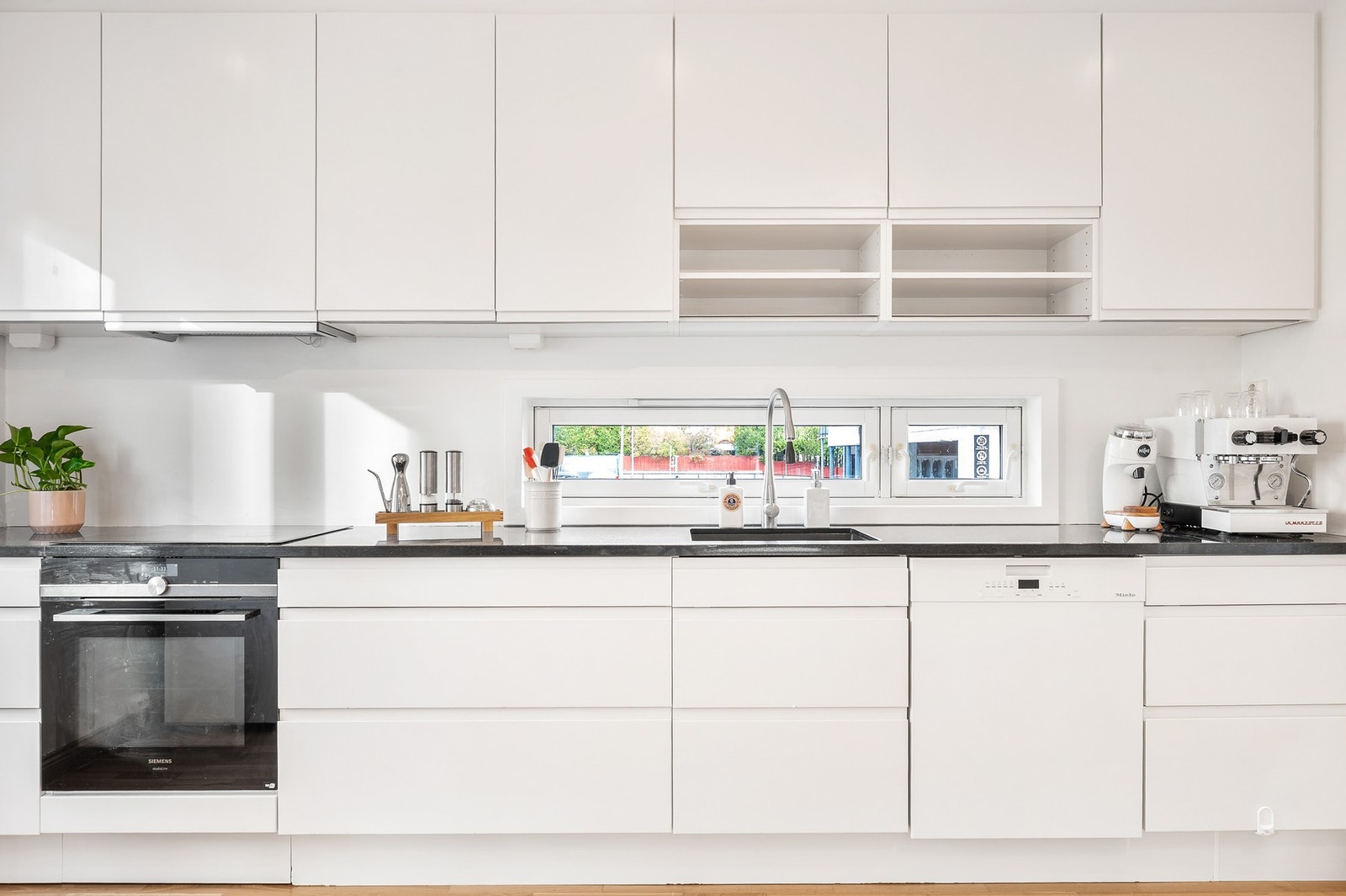 Kjøkkenet har romslig benkeplass som gjør matlagingen enkel og praktisk. Galleribilde