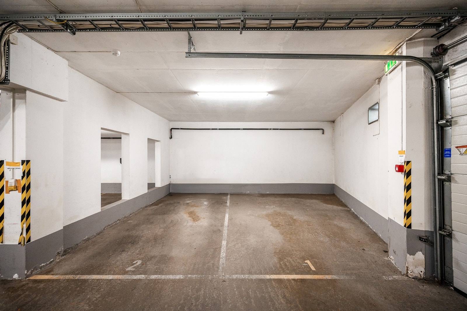 Leiligheten har parkeringsplass i felles garasje. Plass nummer 1 gir romsligere parkeringsforhold. Galleribilde