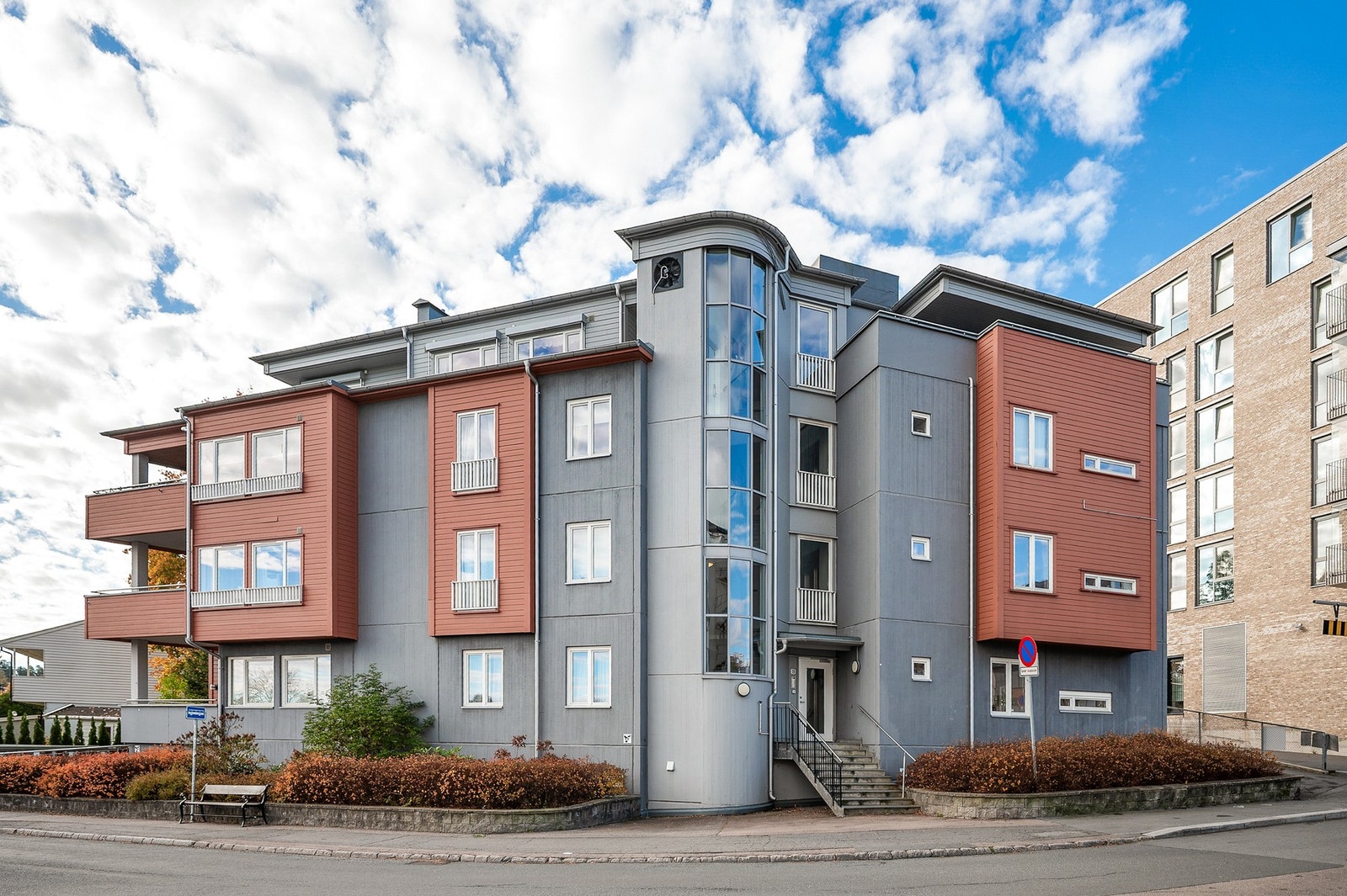 Byggets fasade er moderne og velholdt. Galleribilde