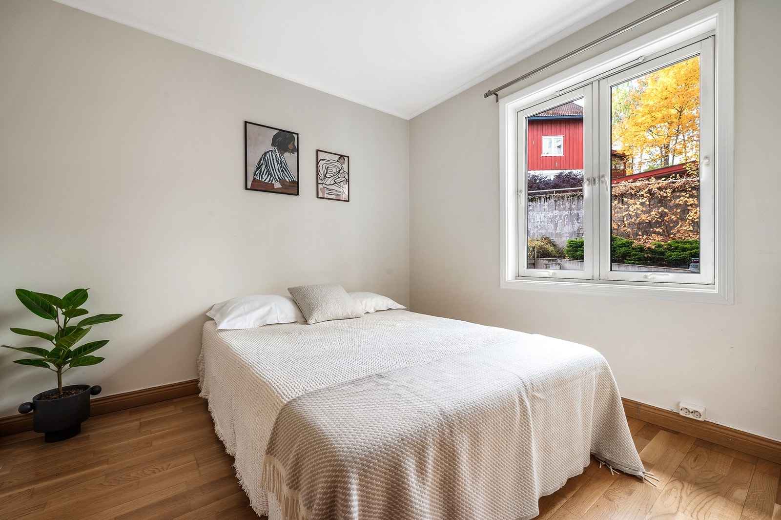 Hovedsoverom med god plass til dobbeltseng og annen ønsket innredning. Galleribilde