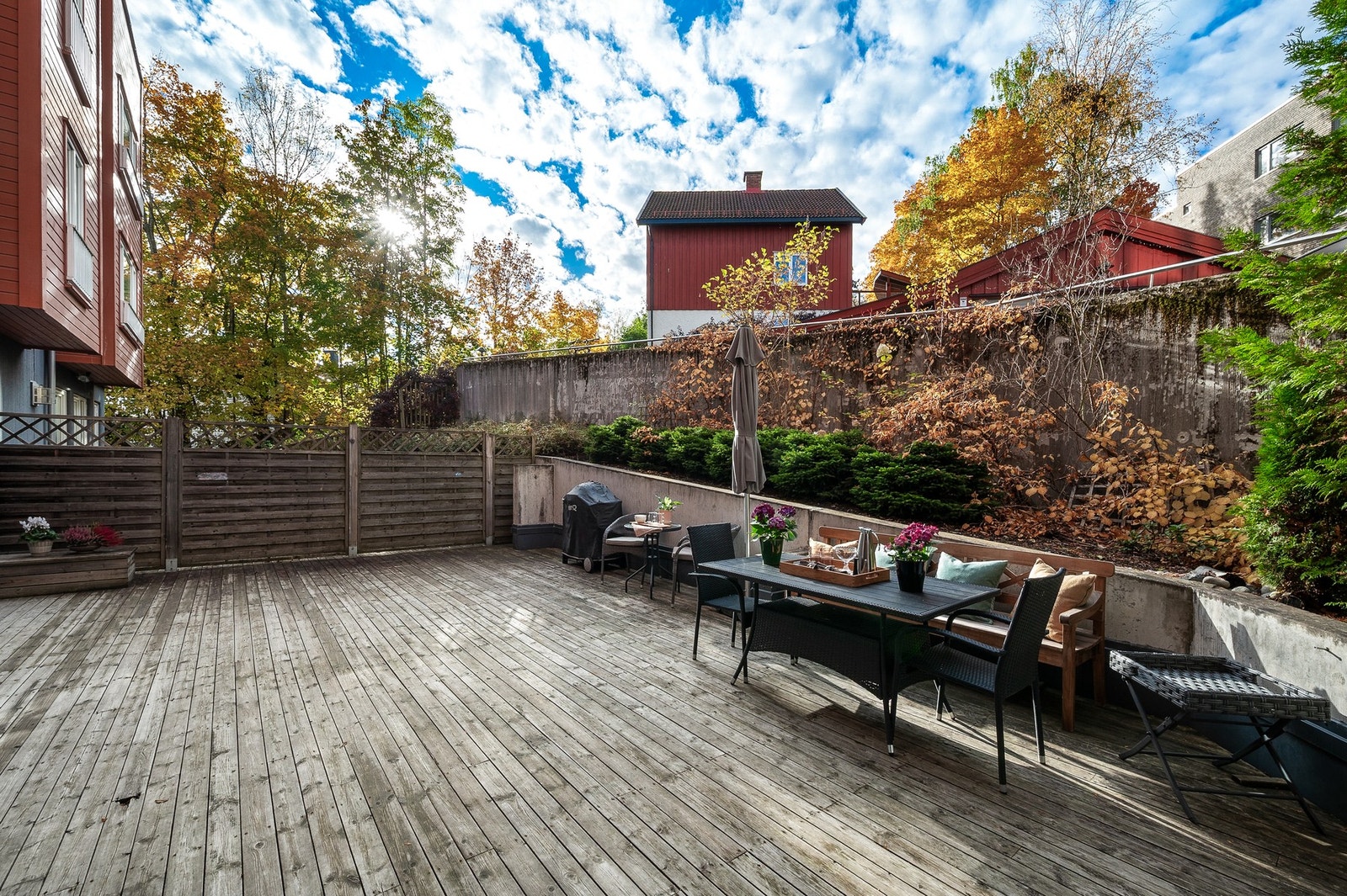 Den romslige terrassen gir gode muligheter for å innrede med både sittegruppe, spiseplass og andre utemøbler. Galleribilde