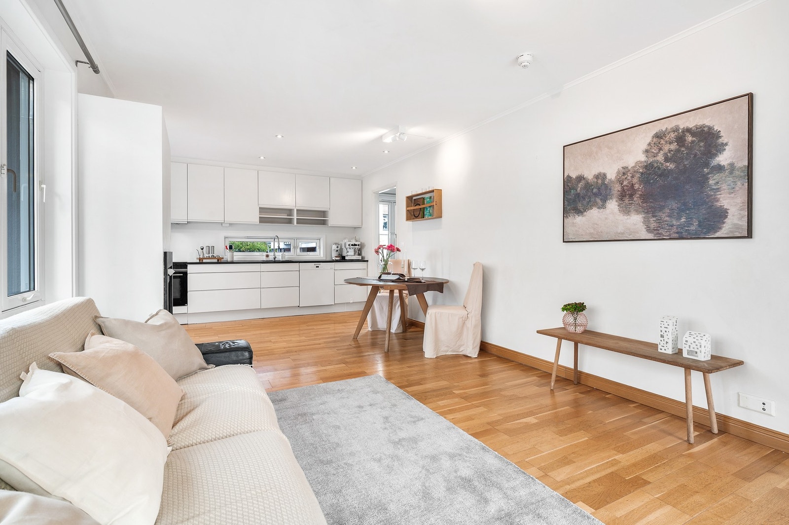 Stuen har også rikelig med plass til sofagruppe. Galleribilde