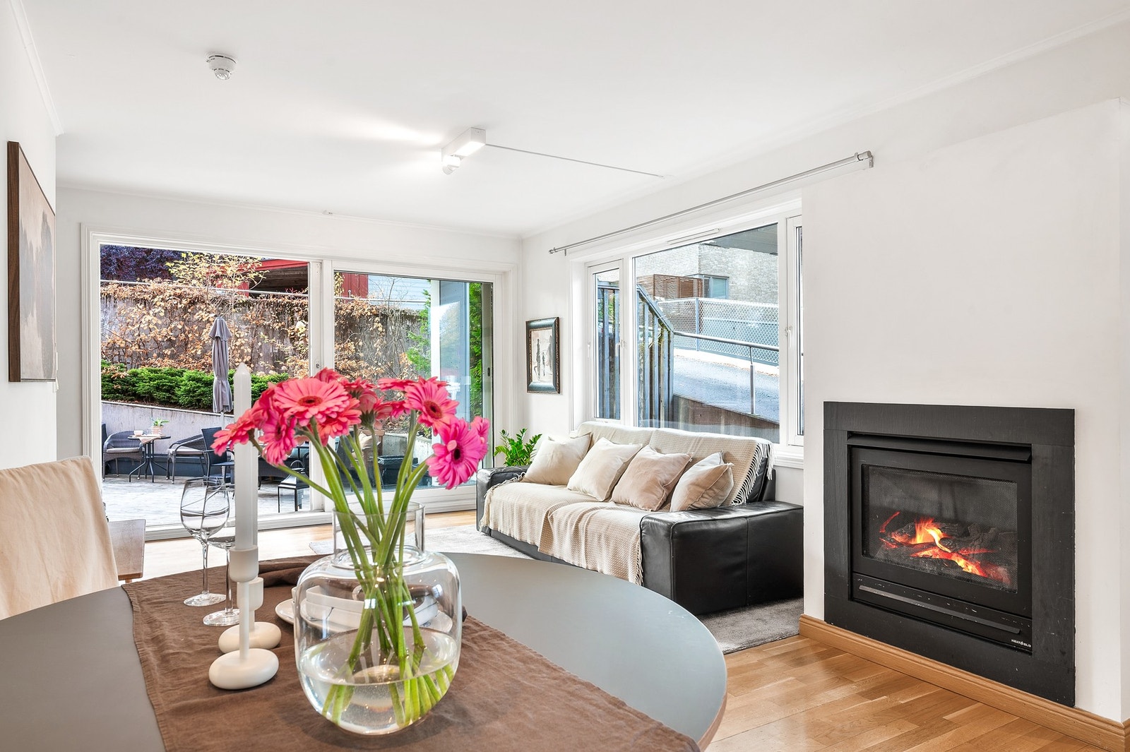 Gasspeisen i stuen skaper et lunt og innbydende samlingspunkt på kjølige kvelder. Galleribilde